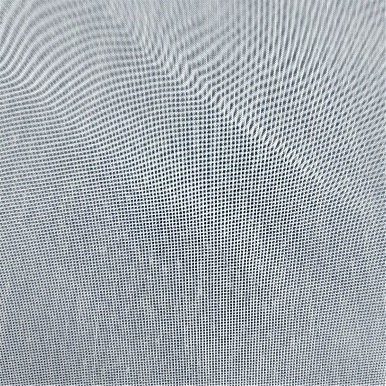 Szara tekstura tkaniny bawełnianej o delikatnym splocie, widok z bliska. Idealna do szycia i dekoracji wnętrz.