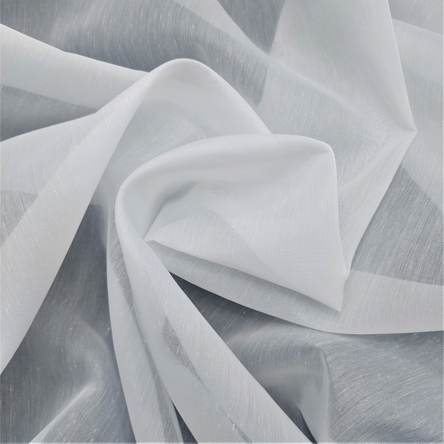 1154 4 Białe, lekkie tkaniny zwinięte w miękkie falowania, nadają elegancji i delikatności wnętrzu.