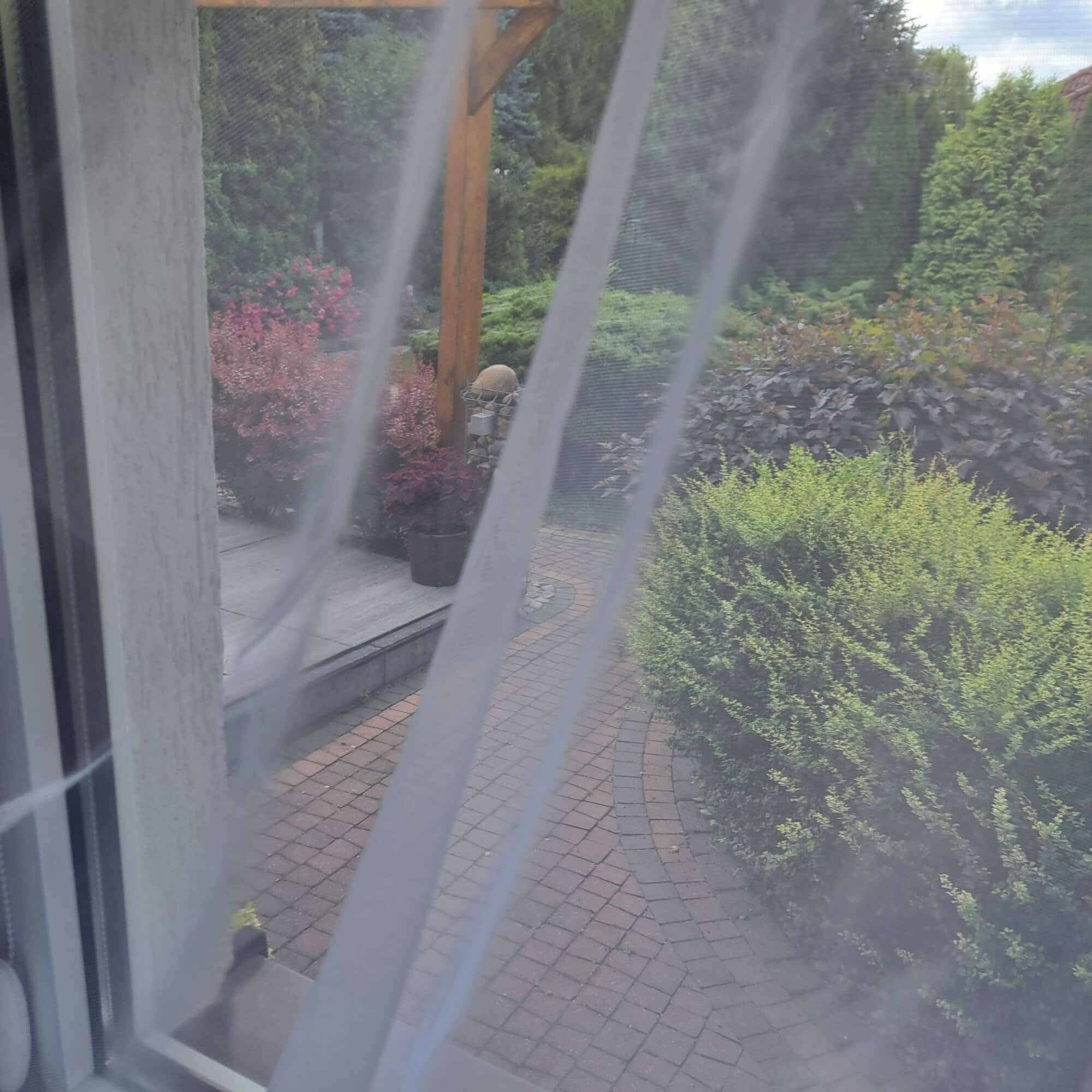 MARKIZETA Light ML mat 120 Firana Premium 330 cm biała Firana gładka o wszechstronnym zastosowaniu. Doskonale nadaje się na upięcia, jako firana gładka lub na rolety rzymskie. Tkanina dobrze układająca się, przyjemna w dotyku. Brak ołowianego obciążnika na dole firany. Bezsprzecznie posiada walory wizualne i użytkowe, dlatego cieszy się dużą popularnością w dekoracjach okiennych. Struktura delikatnej siateczki. Średni stopień przejrzystości. Tkanina bez połysku w przeciwieństwie do wielu popularnych tkanin. Materiał cięty z belki wymaga obszycia. Tkanina łatwa w utrzymaniu i konserwacji. Prać w temperaturze do 30 stopni. 100% poliestru. Producent: Turcja. Możliwość zamówienia bezpłatnej próbki.     Markizeta MARKIZETA Light ML krótki opis. Firana MARKIZETA Light biała 330 cm ML pięknie prezentuje się w zestawieniu z wieloma zasłonami, które znajdziecie w naszej ofercie. Bardzo popularna w dekoracjach okiennych ze względu na przyjemna fakturę i łatwość w utrzymaniu. Markizeta jest jedną z najpopularniejszych i najchętniej wybieranych firan gładkich. Podkreślić należy zalety wizualne oraz łatwość użytkowania tej tkaniny. Kolor markizety to biel optyczna - obecnie najbardziej pożądany odcień tkanin firanowych.  Łatwa w użyciu matowa firana gładka. Markizeta użytkuje się w sposób niezwykle łatwy. Dobrze się układa zarówno jako firana gładka na taśmie marszczącej jak i na przelotkach lub bardziej wyrafinowanych upięciach. Część użytkowników nie prasuje tego materiału po powieszeniu na mokro. Markizetę można też oczywiście prasować, pamiętając, że materiał ten jak większość tkanin firanowych jest podatny na temperaturę.   Dla kogo przeznaczona jest markizeta Light? Firana markizeta to doskonały wybór dla tych, którzy poszukują firany gotowej o wysokiej jakości. W  naszym sklepie markizeta dostępna jest jako firana pod wymiar, pozwalając na idealne dopasowanie do konkretnych spersonalizowanych dekoracji okiennych. Każdy klient ma też możliwość kupienia firany na metry i wykonania samodzielnie dekoracji okiennej. Biała kolorystyka firany markizeta sprawia, że jest to klasyczny wybór, pasujący do różnych stylów ze względu na brak połysku. Pozwolimy sobie wymienić style, do których naszym zdaniem wkomponuje się markizeta Light. Styl nowoczesny, oparty na minimalizmie, czystych liniach i prostocie. Wykorzystuje neutralne kolory, surowe materiały i funkcjonalne meble. Idealnie pasuje tutaj matowa firana typu markizeta. Styl skandynawski natomiast nawiązuje do natury i prostoty. Stawia na jasne kolory, naturalne materiały i minimalizm. Styl boho jest swobodny i niekonwencjonalny. Wykorzystuje jaskrawe kolory, wzory etniczne, frędzle i materiały naturalne. Styl minimalistyczny, który skupia się na oszczędności formy oraz prostocie i przestrzeni. Ogranicza się do niezbędnych elementów, unikając nadmiaru ozdób. Zdecydowanie możemy polecić do takiego wnętrza firanę gładką matową markizetę Light. 