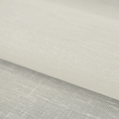 Biała tkanina lniana z delikatną teksturą, idealna na zasłony i dekoracje wnętrz.