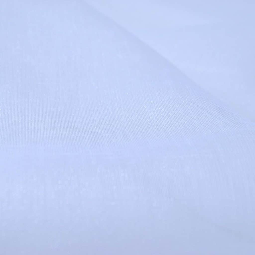Biała tkanina z bliska, pokazująca delikatną teksturę materiału. Idealna do opisu tkanin i ich zastosowań.