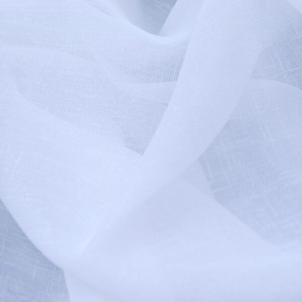 Delikatna biała tkanina zwiewna na tle, idealna do projektów modowych i dekoracyjnych.