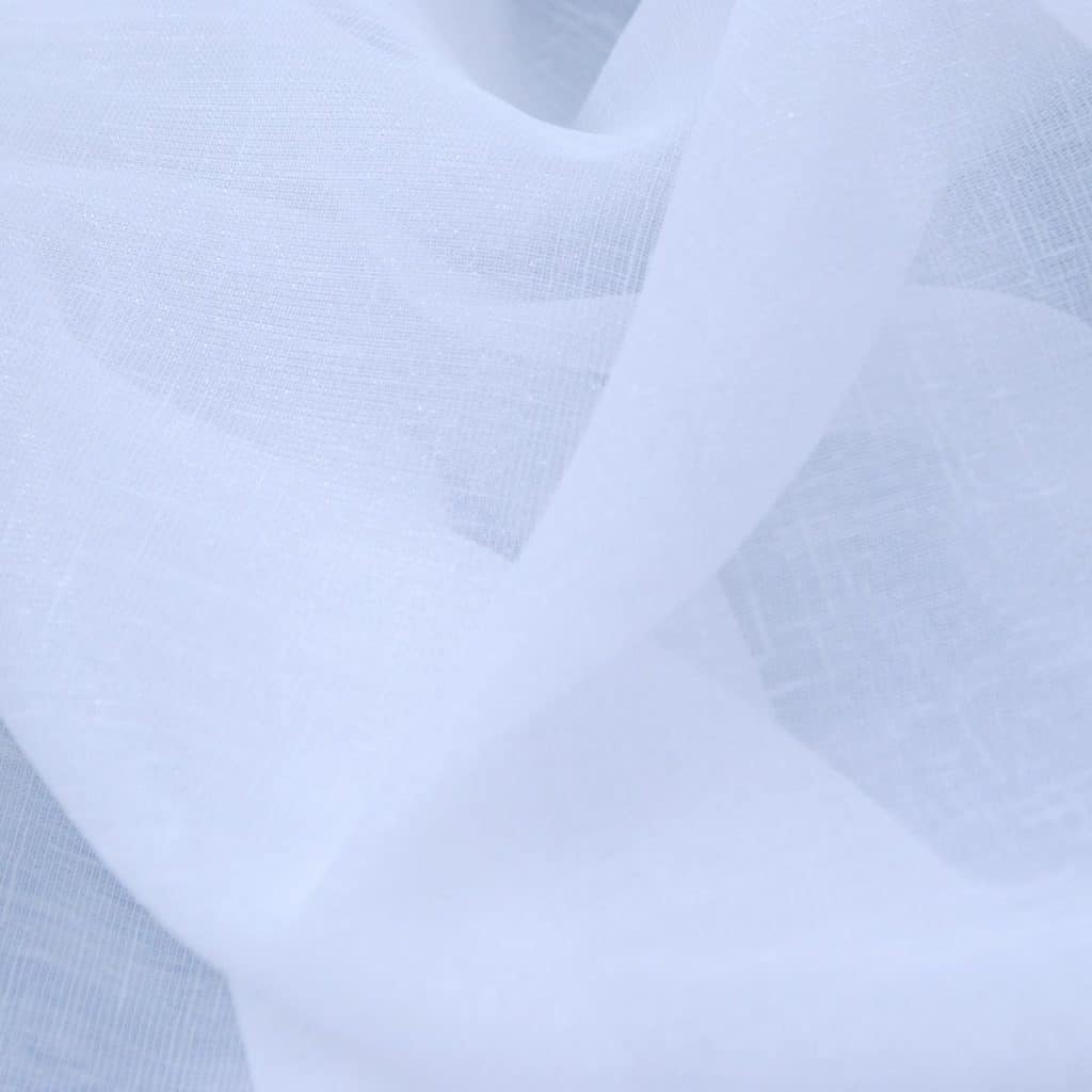 Delikatna biała tkanina zwiewna na tle, idealna do projektów modowych i dekoracyjnych.