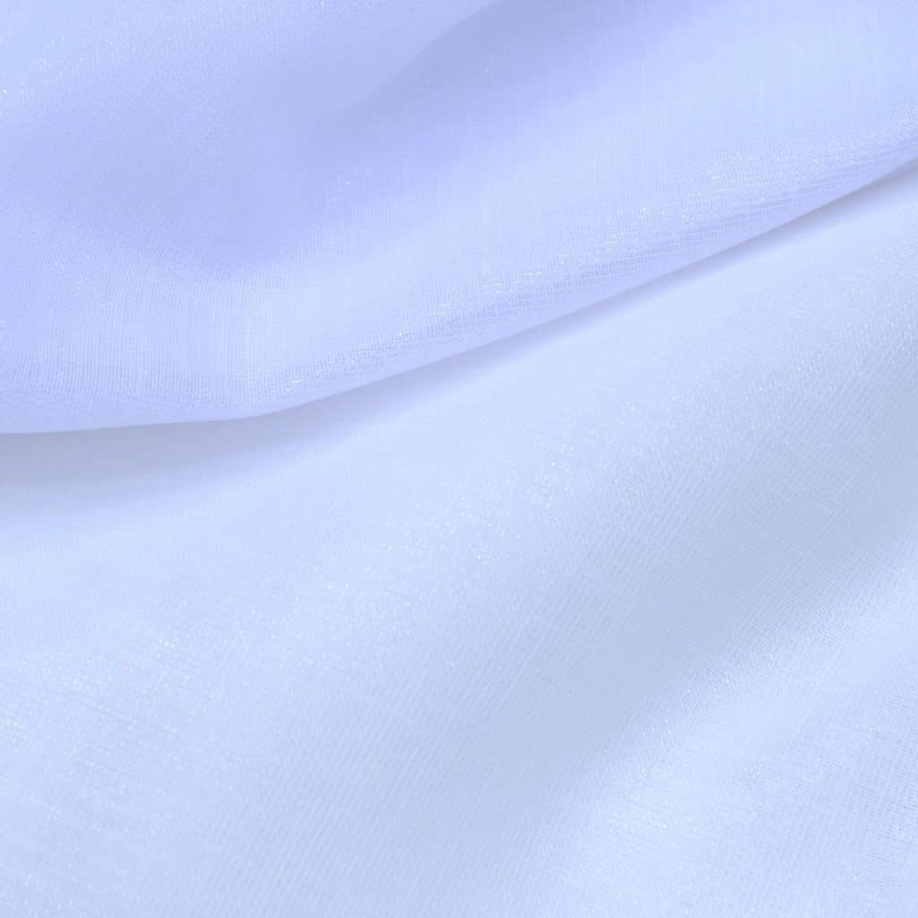 Biały materiał tekstylny, miękka tkanina z widoczną fakturą i delikatnym połyskiem w świetle.