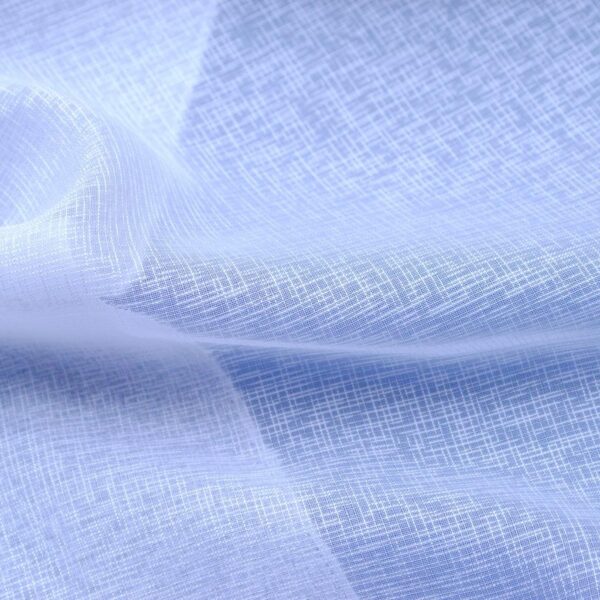 121-2 bi Bladoróżowa tkanina o drobnym splocie, delikatna tekstura i lekkie zagięcia, tworzące elegancki wzór.