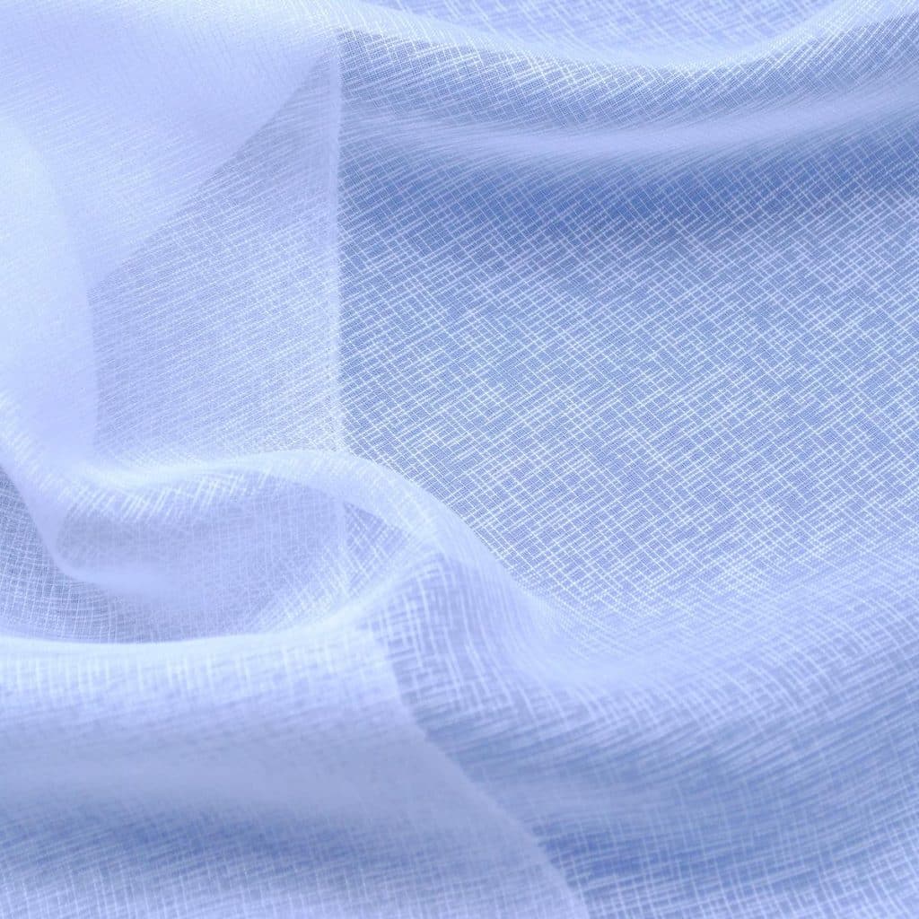 121-3 Przezroczysta tkanina z delikatnym wzorem siateczki w jasnym niebieskim odcieniu, tekstura bliska i szczegółowa.