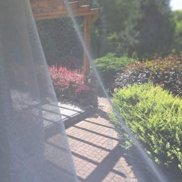 MARKIZETA 1211 Firana Comfort 300 cm biała Firana gładka o wszechstronnym zastosowaniu. Produkt klasy Comfort. Doskonale nadaje się na upięcia, jako firana gładka lub na rolety rzymskie. Tkanina przejrzysta. Obciążnik ołowianym na dole tkaniny. Wzór najczęściej stosowany w dekoracjach okiennych ze względu na walory wizualne i użytkowe. Tkanina cięta z belki, wymaga obszycia. Tkanina łatwa w utrzymaniu i konserwacji. Nie wymaga prasowania, możliwość powieszenia na mokro. Prać w temperaturze do 30 stopni. 100 % poliestru. Producent: Turcja Możliwość zamówienia bezpłatnej próbki. Markizeta krótki opis Firanka MARKIZETA biała Comfort to bez wątpienia najpopularniejszy i najchętniej stosowany wyrób w dekoracji okien. Podkreślić należy jego walory wizualne oraz łatwość użytkowania. Nasz produkt posiada najlepiej przyjmowany obecnie przez klientów, odpowiednio zbilansowany odcień bieli tzw biel optyczną. Dzięki temu idealnie prezentuje się zarówno w świetle dziennym i sztucznym. Wiele dostępnych na rynku produktów ma odcień żółty lub kolor jest zbyt ciemny, gdyż nie wszyscy zagraniczni producenci właściwie rozpoznają oczekiwania polskiego klienta. Markizeta jest łatwa w użytkowaniu. Nie jest podatna na uszkodzenia w przeciwieństwie do wielu innych rodzajów materiałów dekoracyjnych. Dobrze się układa zarówno jako firana gładka na taśmie marszczącej. Warto pamiętać że równie dobrze prezentuje się w upięciach. W opinii większości użytkowników nie wymaga prasowania po rozwieszeniu na wilgotno.    Markizeta, firana wysokiej jakości, idealna do salonu. Firana markizeta to doskonały wybór dla tych, którzy poszukują firany gotowej, uszytej na miarę. W  naszym sklepie markizeta dostępna jest jako firana kupowana na metry, albo uszyta pod wymiar klienta. Pozwala to na idealne dopasowanie do spersonalizowanych wymagań dowolnego użytkownika i stworzenie niepowtarzalnej dekoracji okiennej. Markizeta to wybór pasujący do różnych stylów i aranżacji. Doskonale komponuje się z wnętrzami salonów, nadając im elegancji i subtelności. Sprawdzi się również w kuchni i sypialni. Dzięki czemu możemy w całym domu utrzymać jednakowy styl i dekorację okienną, jeżeli na takim rozwiązaniu nam zależy. Markizeta jest tkaniną delikatną, półmatową, doskonale układającą się. Struktura jest gładka i miękka i przyjemna w dotyku. Zapewnia prywatności dzięki temu że jest materiałem średnio przejrzystym. Walorem jest że mimo zasłonięcia przestrzeni przed wzrokiem przechodniów, jednocześnie wpuszcza delikatne światło do wnętrza. 