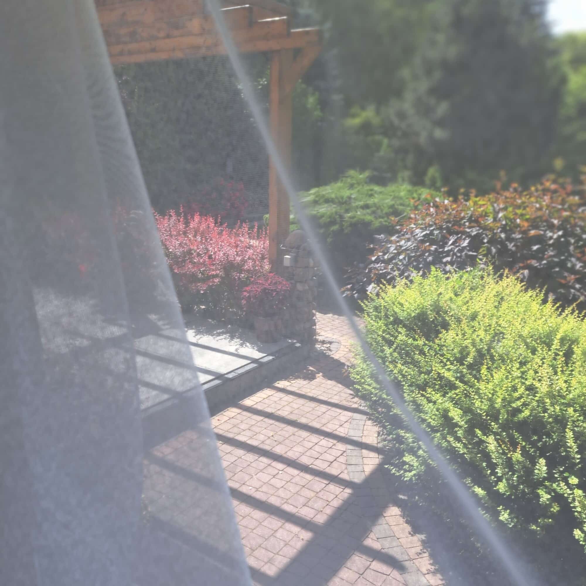 MARKIZETA 1211 Firana Comfort 300 cm biała Firana gładka o wszechstronnym zastosowaniu. Produkt klasy Comfort. MARKIZETA 1211 Firana Comfort 300 cm biała Firana gładka o wszechstronnym zastosowaniu. Produkt klasy Comfort. Doskonale nadaje się na upięcia, jako firana gładka lub na rolety rzymskie. Tkanina przejrzysta. Obciążnik ołowianym na dole tkaniny. Wzór najczęściej stosowany w dekoracjach okiennych ze względu na walory wizualne i użytkowe. Tkanina cięta z belki, wymaga obszycia. Tkanina łatwa w utrzymaniu i konserwacji. Nie wymaga prasowania, możliwość powieszenia na mokro. Prać w temperaturze do 30 stopni. 100 % poliestru. Producent: Turcja Możliwość zamówienia bezpłatnej próbki. Markizeta krótki opis Firanka MARKIZETA biała Comfort to bez wątpienia najpopularniejszy i najchętniej stosowany wyrób w dekoracji okien. Podkreślić należy jego walory wizualne oraz łatwość użytkowania. Nasz produkt posiada najlepiej przyjmowany obecnie przez klientów, odpowiednio zbilansowany odcień bieli tzw biel optyczną. Dzięki temu idealnie prezentuje się zarówno w świetle dziennym i sztucznym. Wiele dostępnych na rynku produktów ma odcień żółty lub kolor jest zbyt ciemny, gdyż nie wszyscy zagraniczni producenci właściwie rozpoznają oczekiwania polskiego klienta. Markizeta jest łatwa w użytkowaniu. Nie jest podatna na uszkodzenia w przeciwieństwie do wielu innych rodzajów materiałów dekoracyjnych. Dobrze się układa zarówno jako firana gładka na taśmie marszczącej. Warto pamiętać że równie dobrze prezentuje się w upięciach. W opinii większości użytkowników nie wymaga prasowania po rozwieszeniu na wilgotno. Markizeta, firana wysokiej jakości, idealna do salonu. Firana markizeta to doskonały wybór dla tych, którzy poszukują firany gotowej, uszytej na miarę. W naszym sklepie markizeta dostępna jest jako firana kupowana na metry, albo uszyta pod wymiar klienta. Pozwala to na idealne dopasowanie do spersonalizowanych wymagań dowolnego użytkownika i stworzenie niepowtarzalnej dekoracji okiennej. Markizeta to wybór pasujący do różnych stylów i aranżacji. Doskonale komponuje się z wnętrzami salonów, nadając im elegancji i subtelności. Sprawdzi się również w kuchni i sypialni. Dzięki czemu możemy w całym domu utrzymać jednakowy styl i dekorację okienną, jeżeli na takim rozwiązaniu nam zależy. Markizeta jest tkaniną delikatną, półmatową, doskonale układającą się. Struktura jest gładka i miękka i przyjemna w dotyku. Zapewnia prywatności dzięki temu że jest materiałem średnio przejrzystym. Walorem jest że mimo zasłonięcia przestrzeni przed wzrokiem przechodniów, jednocześnie wpuszcza delikatne światło do wnętrza.