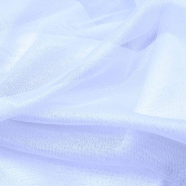 Pofałdowana, biała tkanina, delikatna struktura i lekki połysk, idealna na eleganckie kreacje i dekoracje.