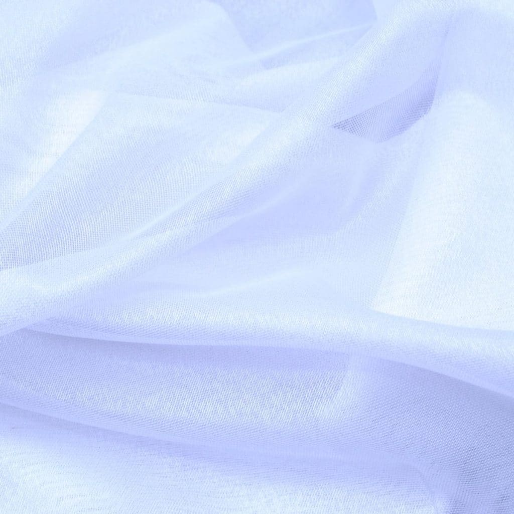 Pofałdowana, biała tkanina, delikatna struktura i lekki połysk, idealna na eleganckie kreacje i dekoracje.