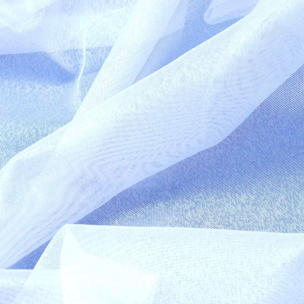Przezroczysta tkanina siatkowa w kolorze błękitnym, z delikatnym wzorem fal i cieniami.