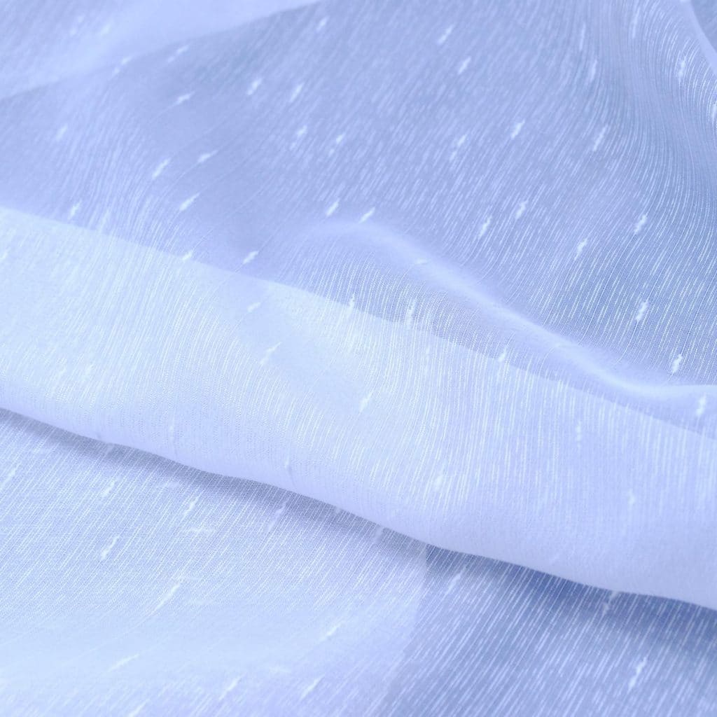 Przezroczysta tkanina w białym kolorze z delikatnym, połyskującym wzorem. Idealna na zasłony lub dekoracje.