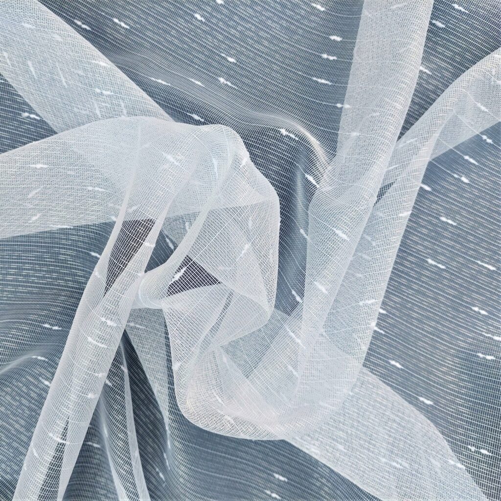 163-4 Przezroczysta, biała zasłona z drobnym wzorem, układająca się w delikatne fałdy.