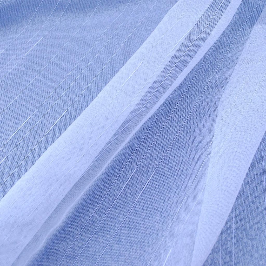 Delikatna struktura niebieskiej tkaniny z prześwitującymi pasami, idealna do eleganckich zasłon.