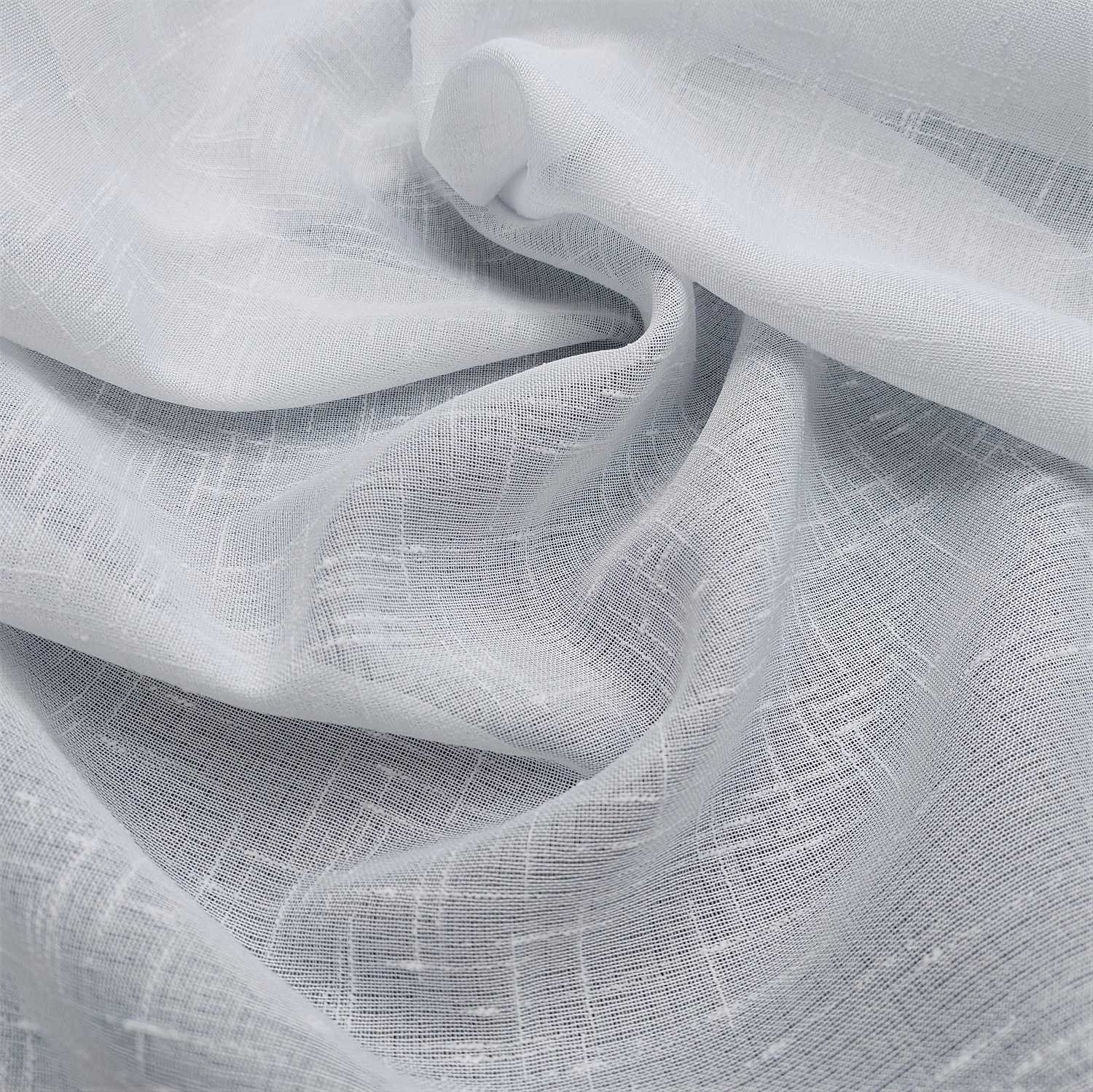 Biała tekstura materiału lnianego o delikatnym splocie, na tle minimalistycznego wzoru.