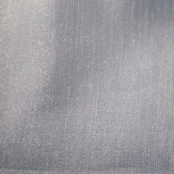 Szara struktura materiału z delikatnym połyskiem i widocznymi liniami tekstury.