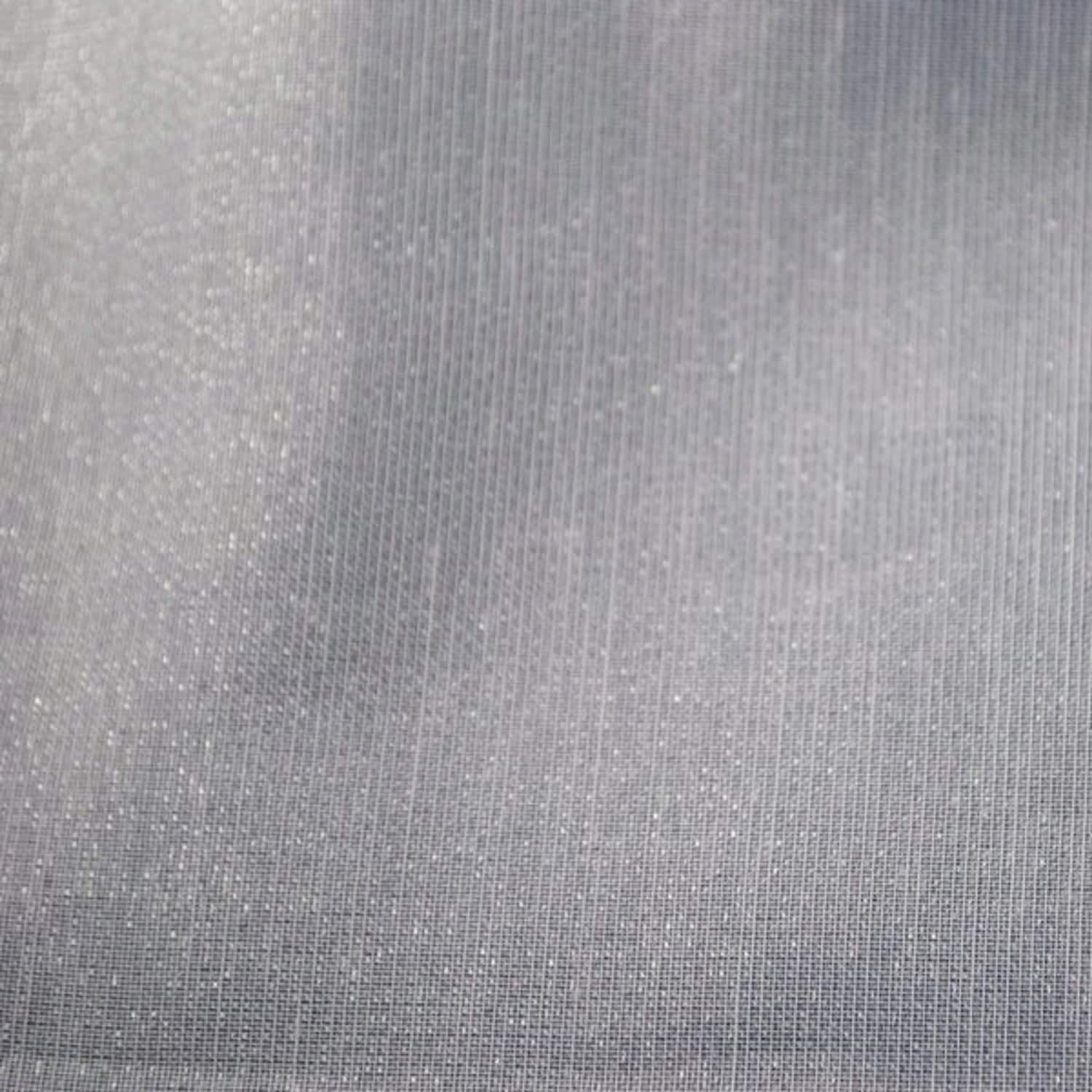 Szara struktura materiału z delikatnym połyskiem i widocznymi liniami tekstury.