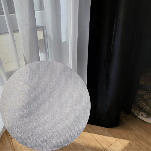 Firana Glamour PARIS 227 Firana Premium 300 cm biała Firana Glamour, gładka i elegancka. Firana z kategorii Premium. Nadaje się do każdej aranżacji okna. Wykorzystywana na rolety rzymskie. Miękka i dobrze układająca się. Lekki połysk. Obciążnik ołowiany na dole firany. Materiał cieszący się dużą popularnością w dekoracjach okiennych ze względu na walory wizualne i użytkowe. Tkanina cięta z belki wymaga obszycia Średni stopień przejrzystości. Prać w temperaturze do 30 stopni. 100 % poliestru. Producent: Turcja Możliwość zamówienia bezpłatnej próbki.     Krótka charakterystyka Firana Glamour białej Paris Firana Glamour biała Paris o szerokości 300 cm to subtelny materiał, który pięknie komponuje się z wieloma zasłonami, które znajdziecie w naszej ofercie.  Firana Paris to luksusowy i elegancki element dekoracyjny. Umiejętnie opracowany w formie uszytej pod wymiar dekoracji okna doda blasku i prestiżu do wnętrza. Jako biała gładka firana z delikatnym połyskiem będzie idealnym rozwiązaniem dla tych, którzy poszukują gotowej firany o wysokiej jakości do nowoczesnych wnętrz. Możliwość zamówienia firan na wymiar gwarantuje idealne dopasowanie do konkretnych wymiarów okna. Biała kolorystyka materiału dodaje wnętrzu elegancji i czystości. Doskonale pasuje jako firana do salonu, ponieważ pomaga stworzyć wrażenie jasnej, przestronnej i luksusowej przestrzeni. Ta biała firana jest wyrazem elegancji i szyku. Firana o gładkiej powierzchni z delikatnym połyskiem jest nowoczesna i stylowa. Minimalistyczny design oraz czyste linie sprawiają, że jest to doskonały wybór do nowoczesnych aranżacji wnętrz. Subtelności i lekkości nadaje jej fakt że jest delikatna, miękka i lejąca. Możliwość zakupu firany na metry daje szansę samodzielnego dostosowania do wymiarów okna i kreatywnej aranżacji. Możesz więc wykorzystać tę tkaninę do stworzenia unikalnych kompozycji i efektownych zdobień okna. Podsumowując, biała firana Paris to elegancki element dekoracyjny, który wzbogaca aranżację okna i dodaje prestiżu do wnętrza. Jej gładka powierzchnia z delikatnym połyskiem, oraz wysoka jakość wykonania i delikatność tworzą harmonijną kombinację. To szykowna i elegancka firana, więc idealnie wkomponuje się do salonu lub innych pomieszczeń, w których chcesz wprowadzić luksusowy i nowoczesny wygląd.   Styl paryski a firana Paris biała Jak łatwo się domyślić firana biała Paris swoją nazwę zawdzięcza swojemu wyglądowi, który z pewnością idealnie wpisuje się w styl paryski.  Firana w stylu paryskim to element dekoracyjny, dlatego doskonale oddaje ducha i atmosferę Paryża. Charakteryzuje się ona wyrafinowanym stylem i delikatnością, bezsprzecznie tworząc romantyczną i elegancką atmosferę w pomieszczeniu. Firany paryskie są znane z wysokiej jakości wykonania i starannego szycia. Detale, takie jak koronki, falbanki czy hafty, często ozdabiają te firany, dodając im subtelny urok i elegancję.