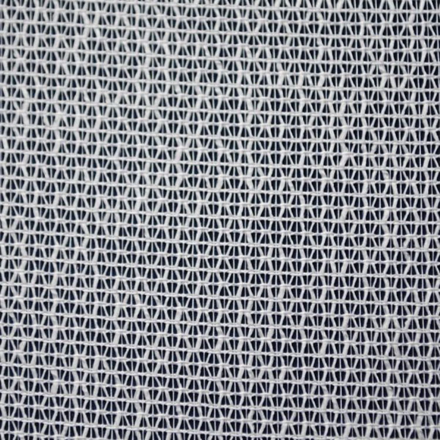 302 2 Biały materiał o strukturze siatki z regularnym, geometrycznym wzorem na ciemnym tle. Idealne do projektów DIY.