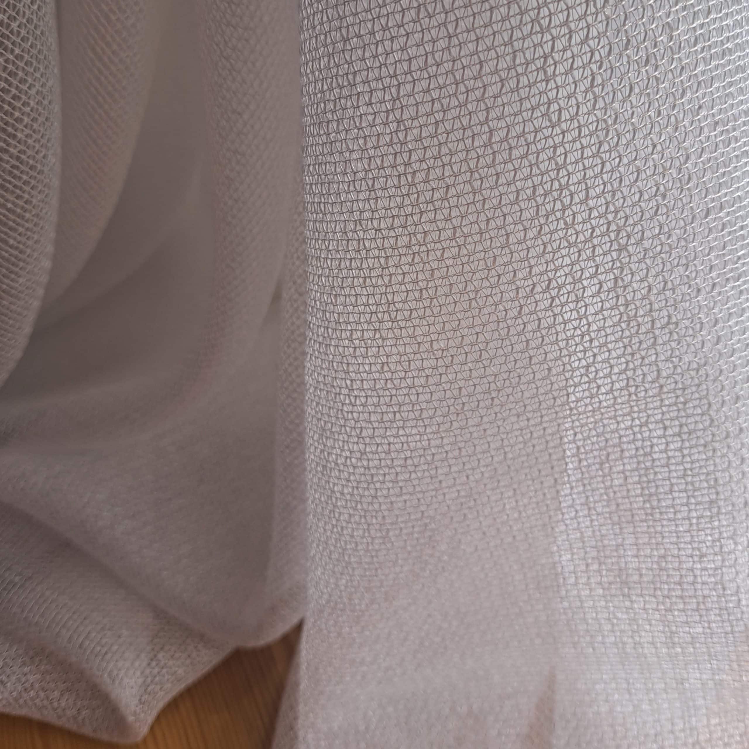 302 bi 3 Biała zasłona z delikatnej siateczki, zwiewnie opadająca na podłogę.