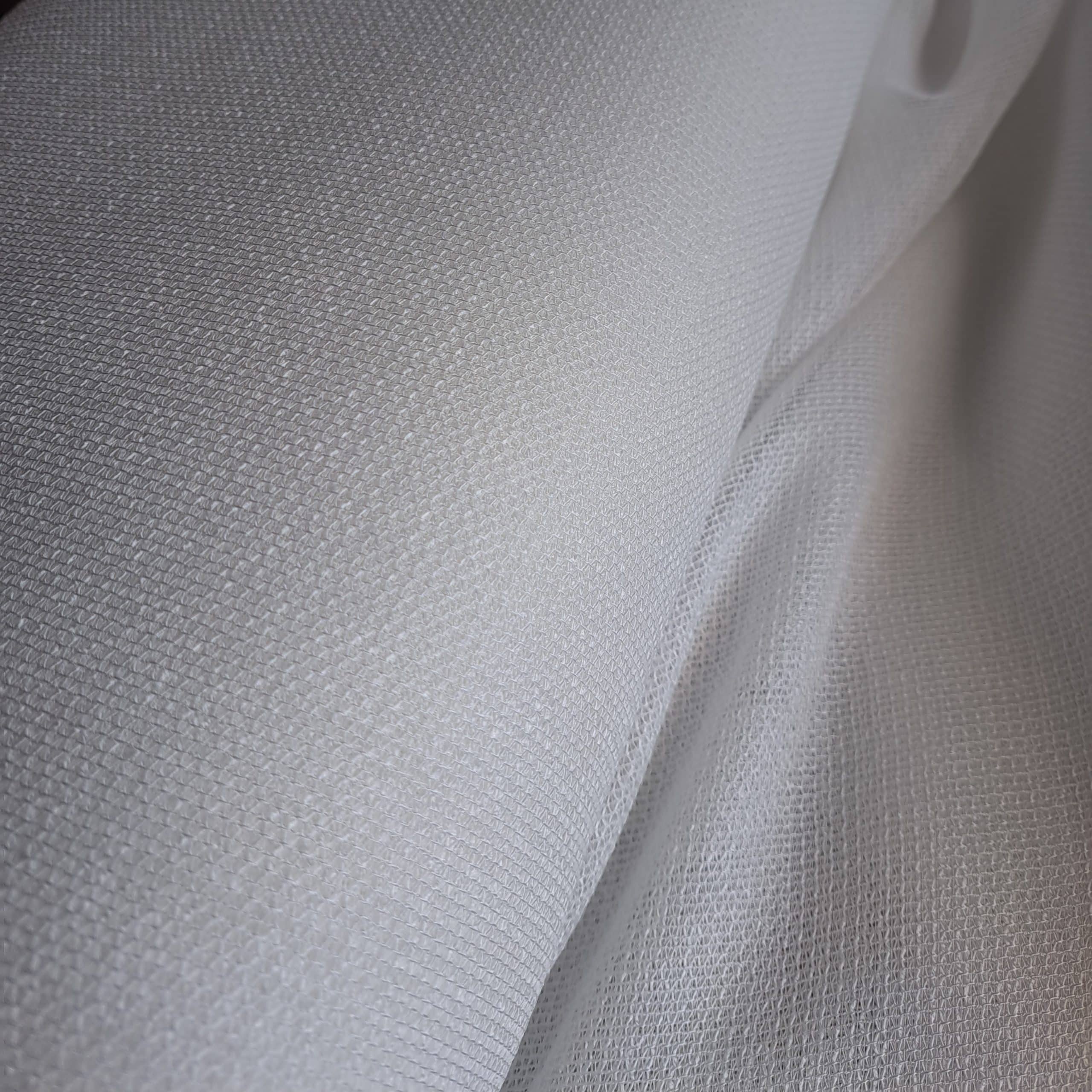 302 bi 5 Biała tkanina z wzorem, tekstura materiału dla dekoracji wnętrz i mody.