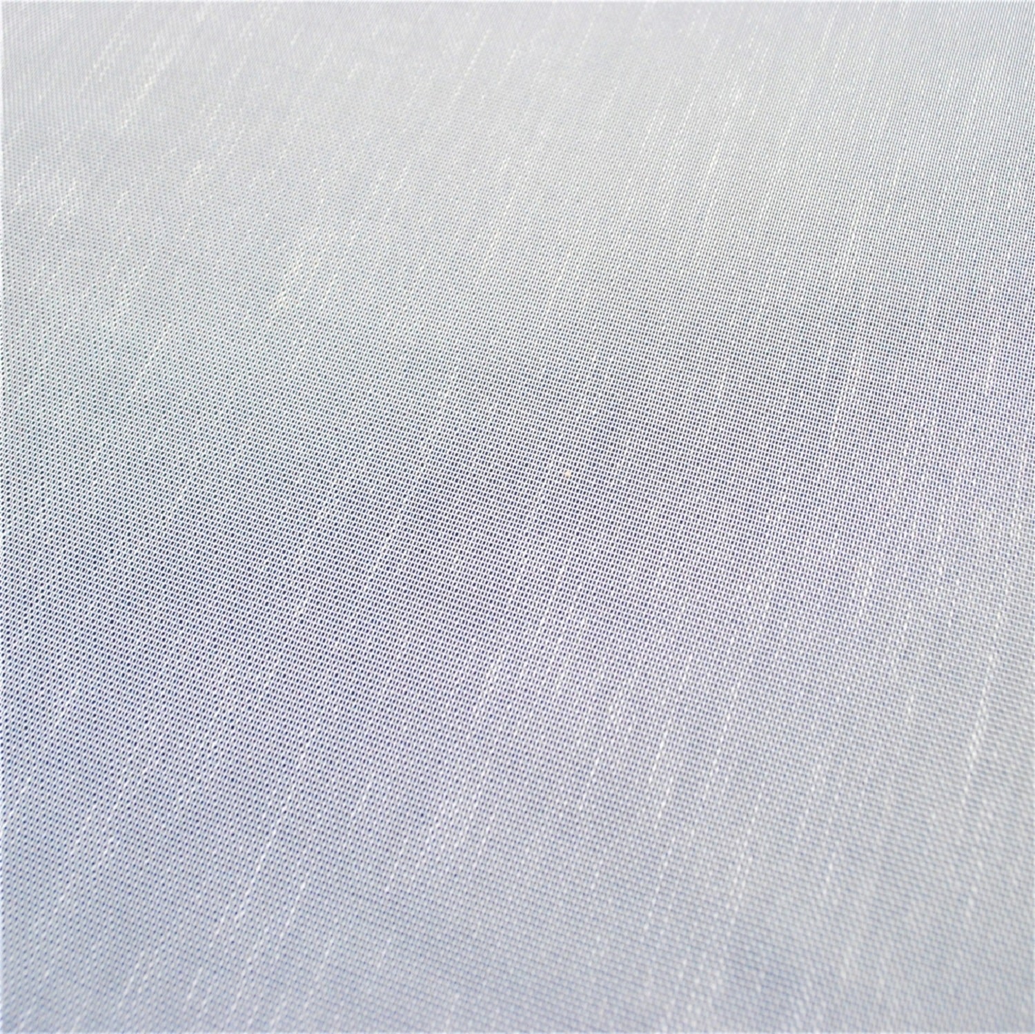 Gładka, jasnoszara tekstura materiału tkaniny, lekko połyskująca pod światłem.