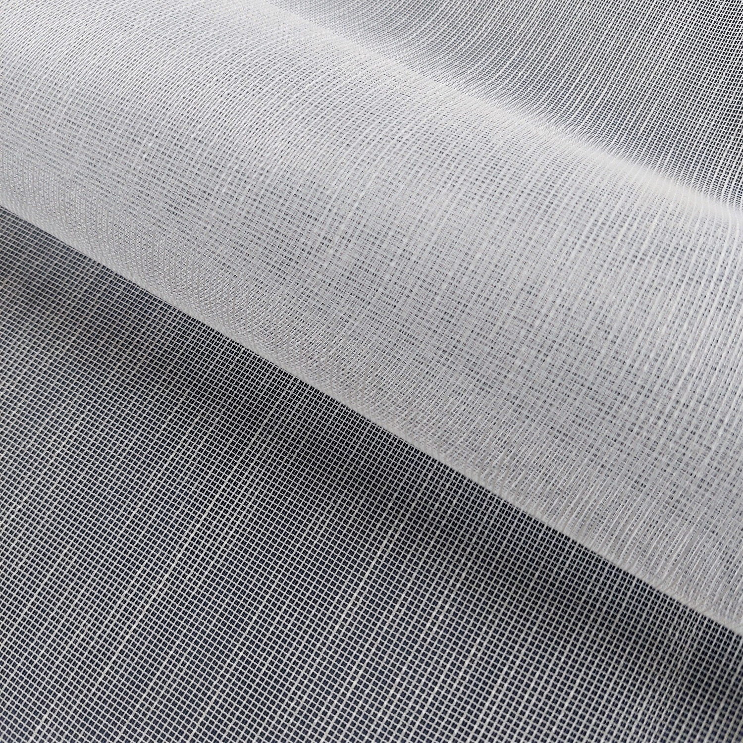 Biała siatka materiałowa o drobnej strukturze, idealna do przesłaniania i ochrony przed owadami.