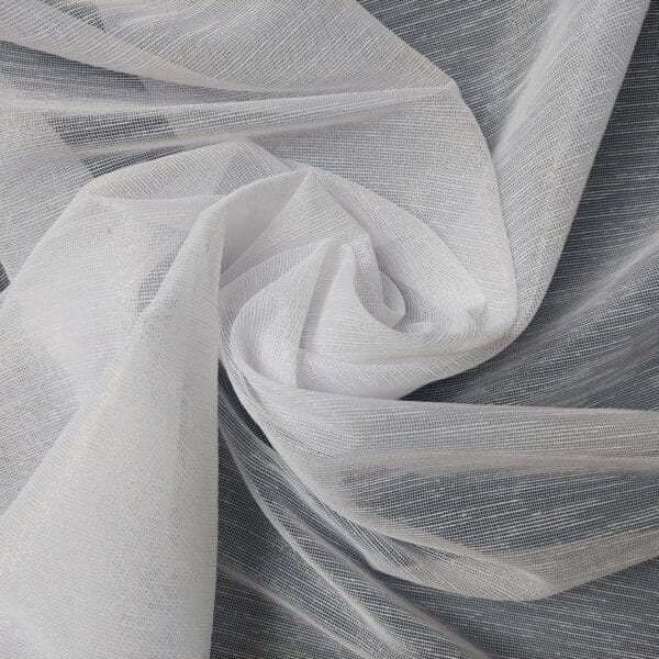 Biała tkanina o delikatnym splocie ułożona w artystyczne fałdy, tworząca elegancki wzór na ciemnym tle.