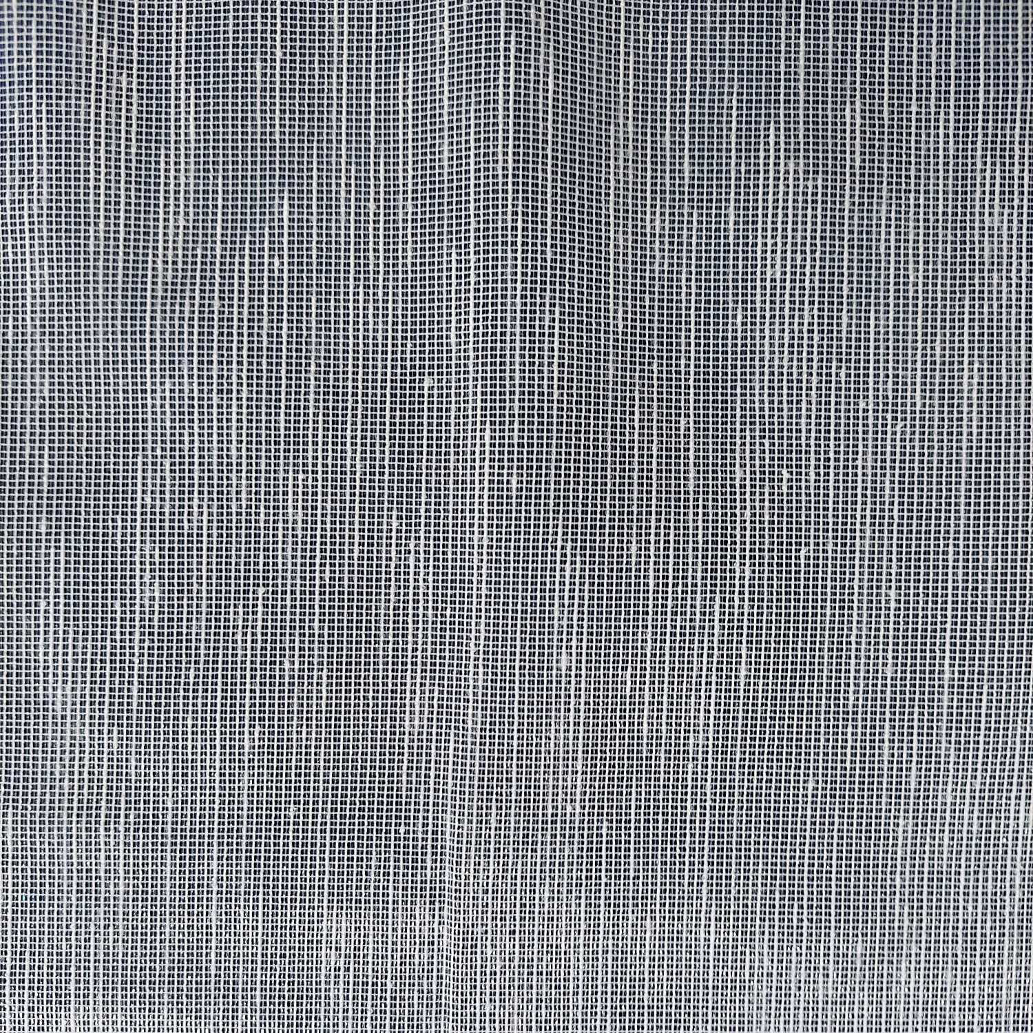 Tekstura tkaniny z drobnymi, regularnymi czarnymi i białymi paskami. Idealna jako tło lub wzór dekoracyjny.