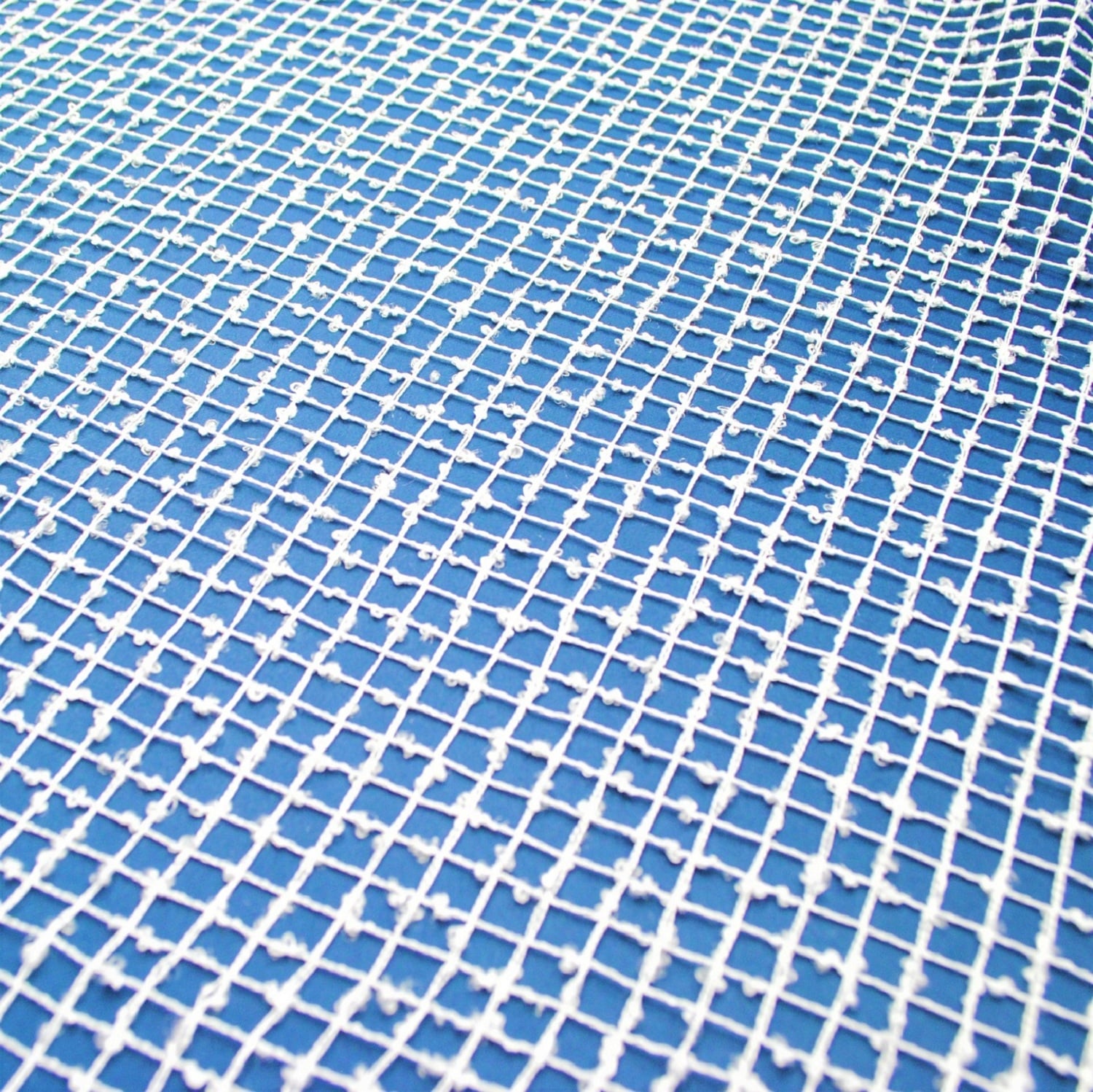 Biała siatka na niebieskim tle tworząca geometryczny wzór.