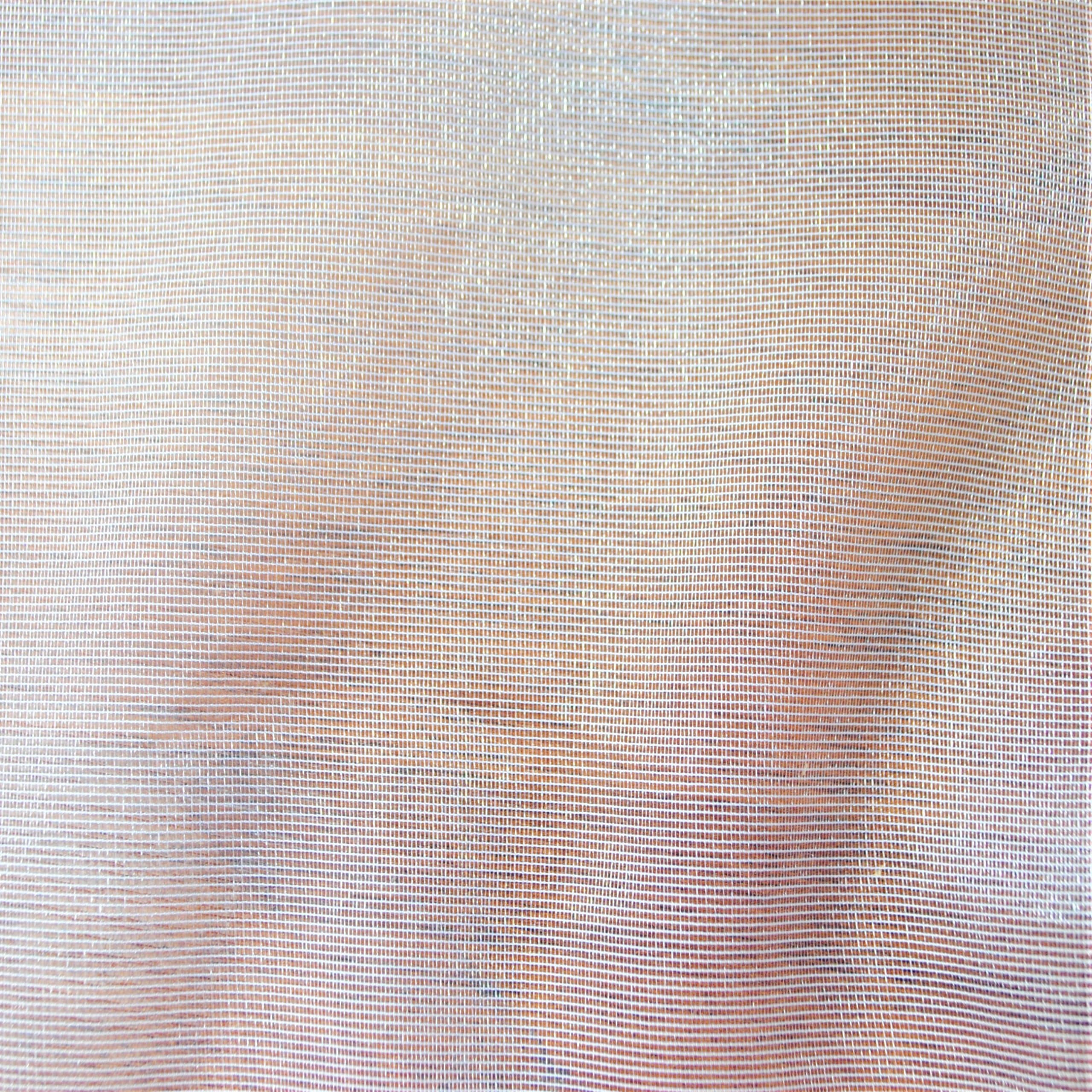 Bladoróżowa tkanina z drobną siatką, ukazująca delikatny wzór i teksturę materiału.