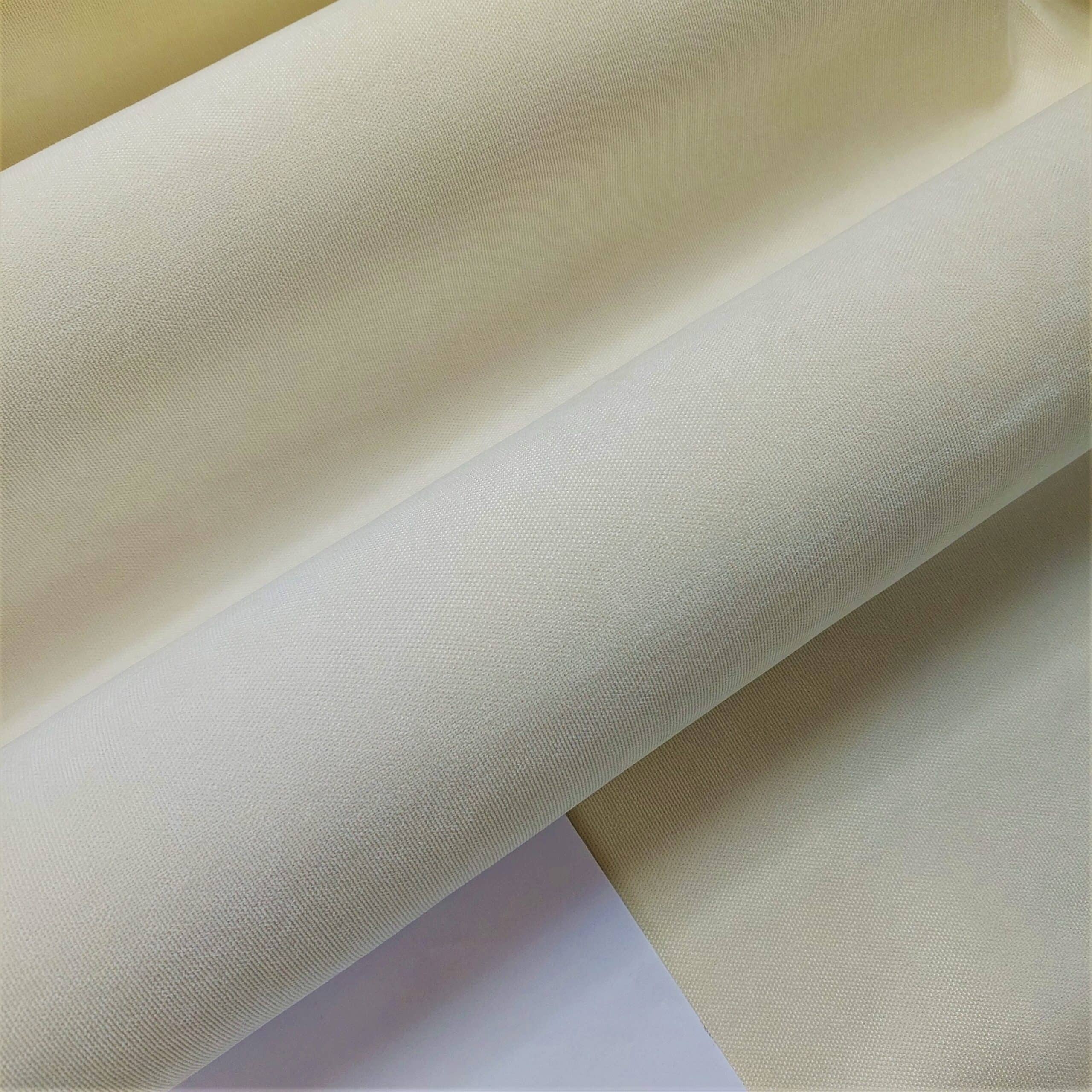 Beżowa faktura tkaniny, zbliżenie. Idealna na zasłony lub tapicerkę.