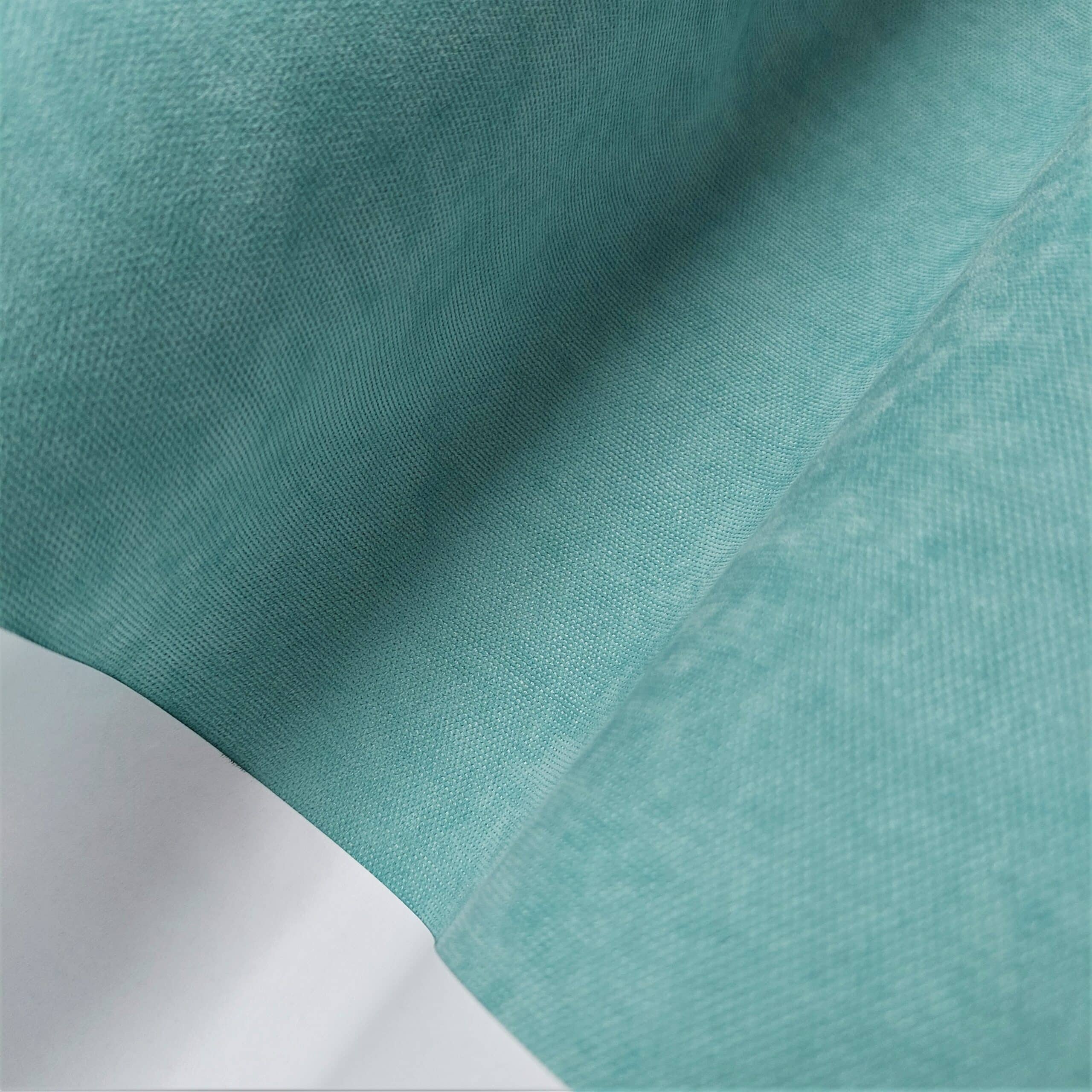 efe 10267 - 2 Turkusowa tekstura materiału włókninowego o matowej powierzchni, używana w produkcji masek ochronnych.