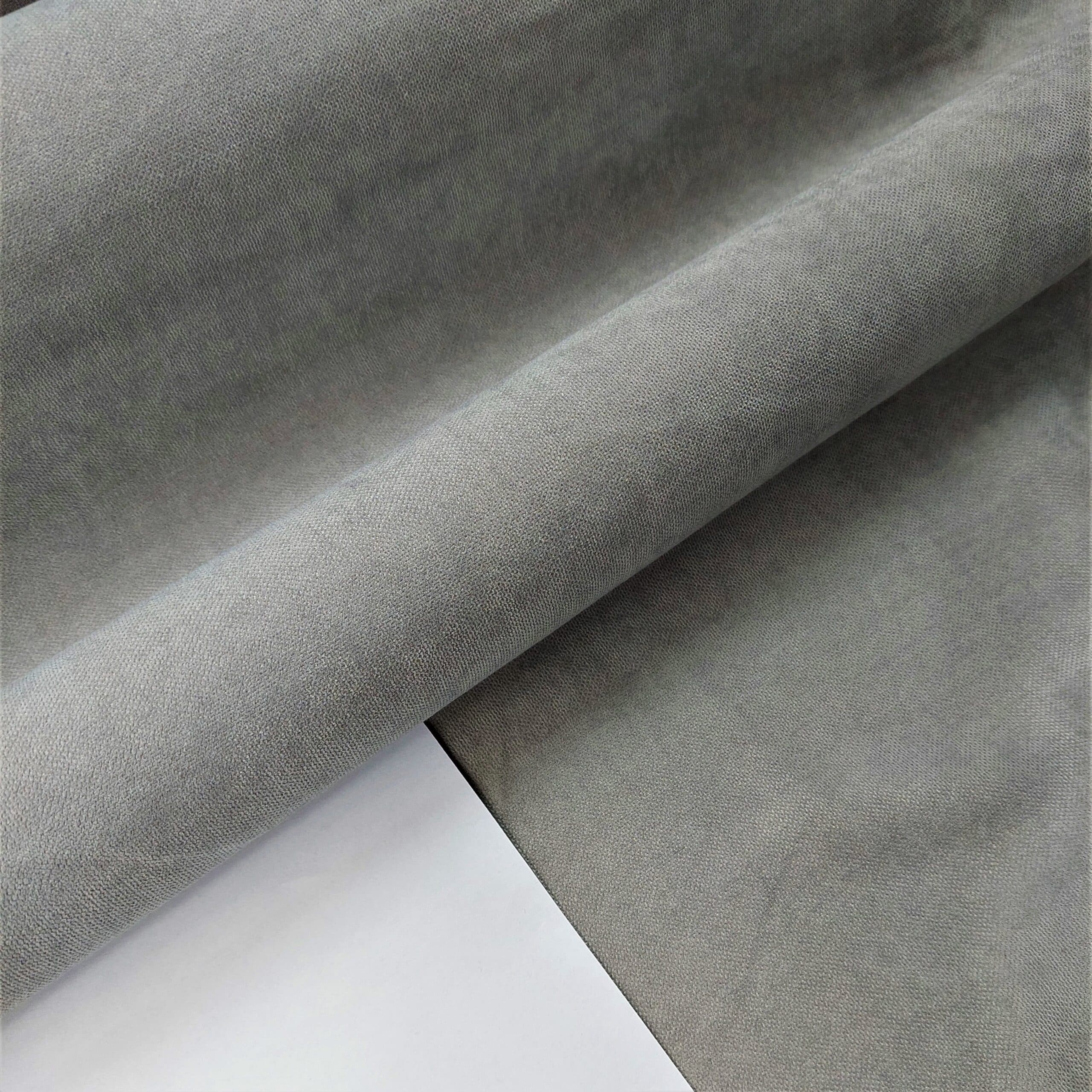 efe 10843 - 2 Szary materiał tekstylny leżący na kilkudziesięciu poziomach, zbliżenie na fakturę tkaniny.