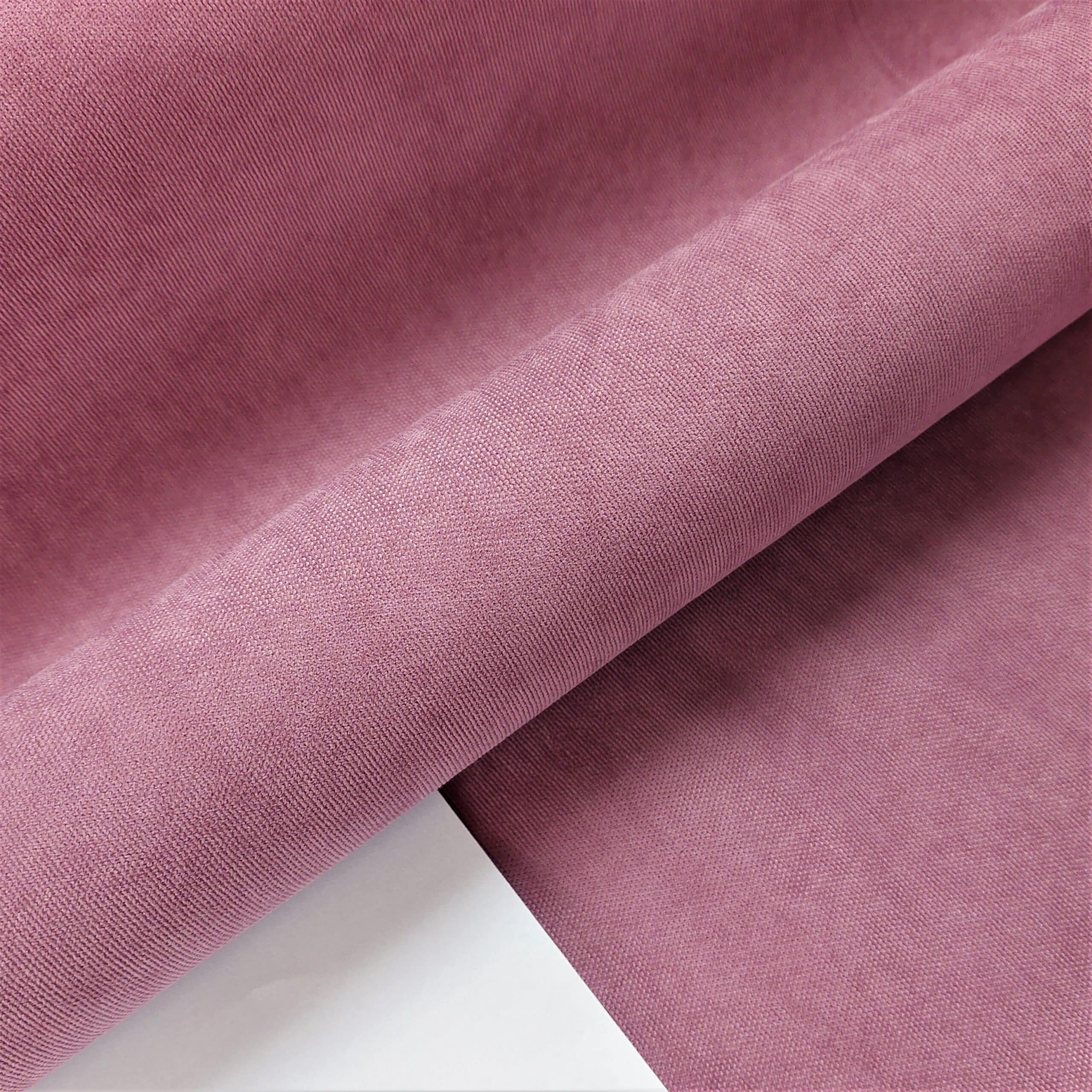 Różowa tkanina welurowa, zbliżenie na fakturę i kolor materiału. Idealna do dekoracji wnętrz i tapicerki.