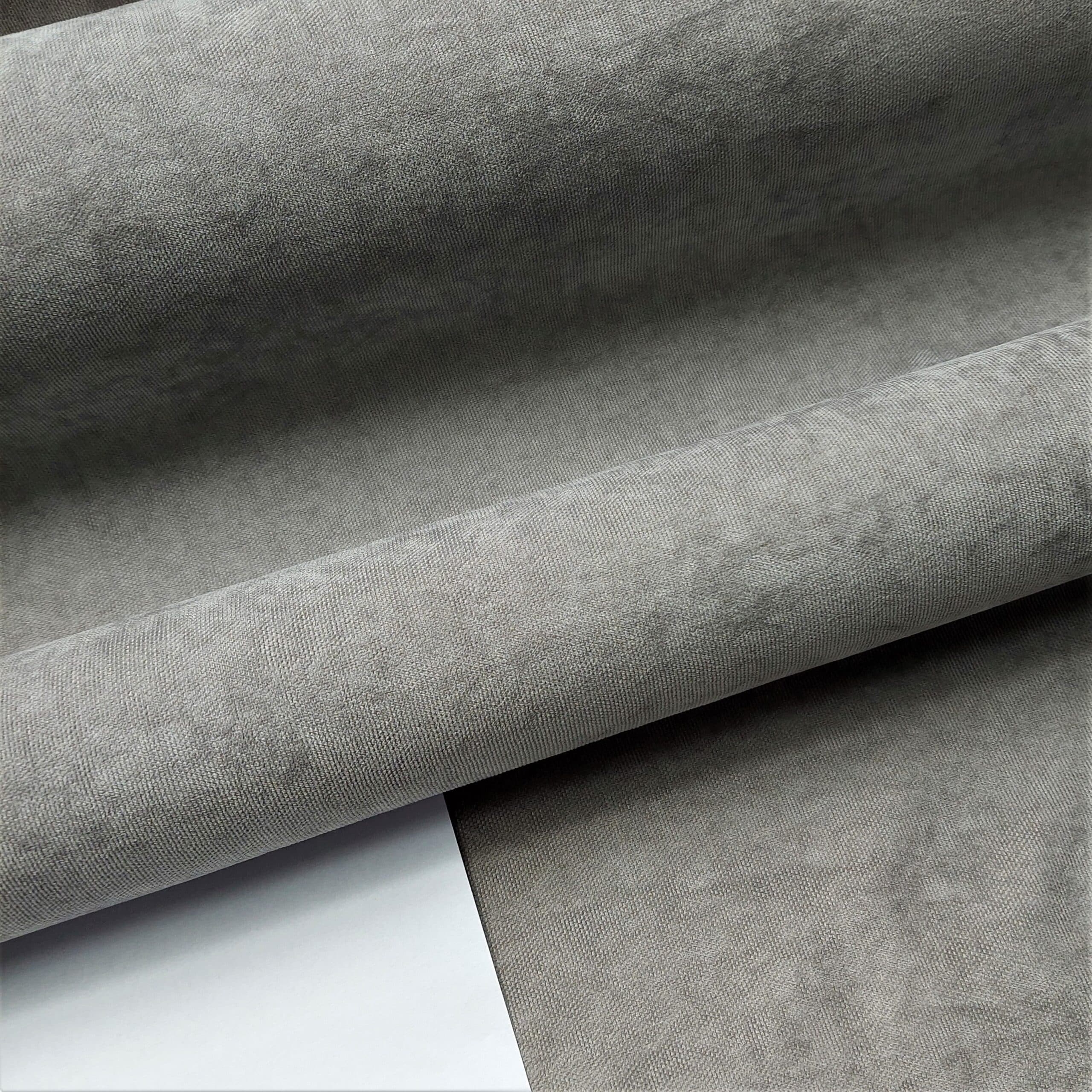 efe 224 - 3 Szary materiał tapicerski zwinięty w rolki, leżący na białym tle. Idealny na kanapy i fotele.