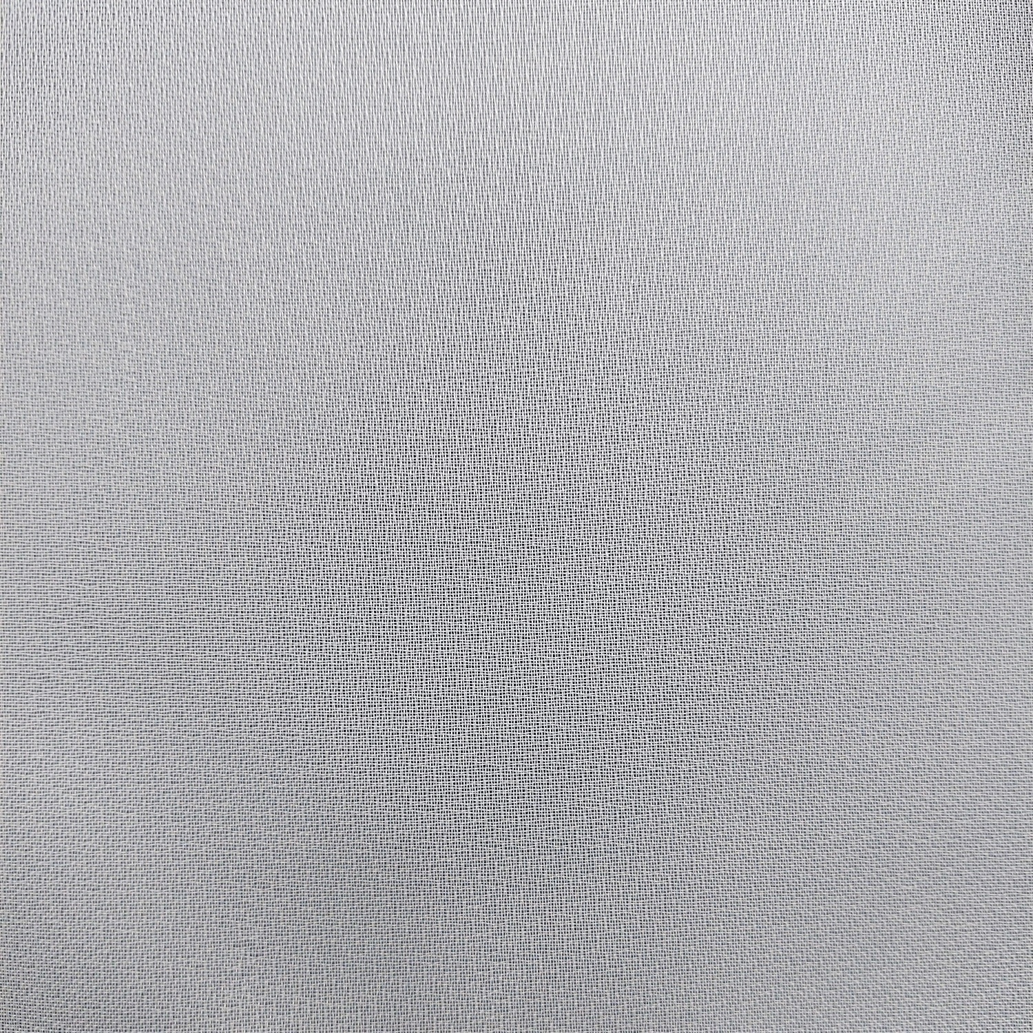 Szara tekstura tkaniny o gładkim wzorze, idealna na odzież lub dekoracje domowe.
