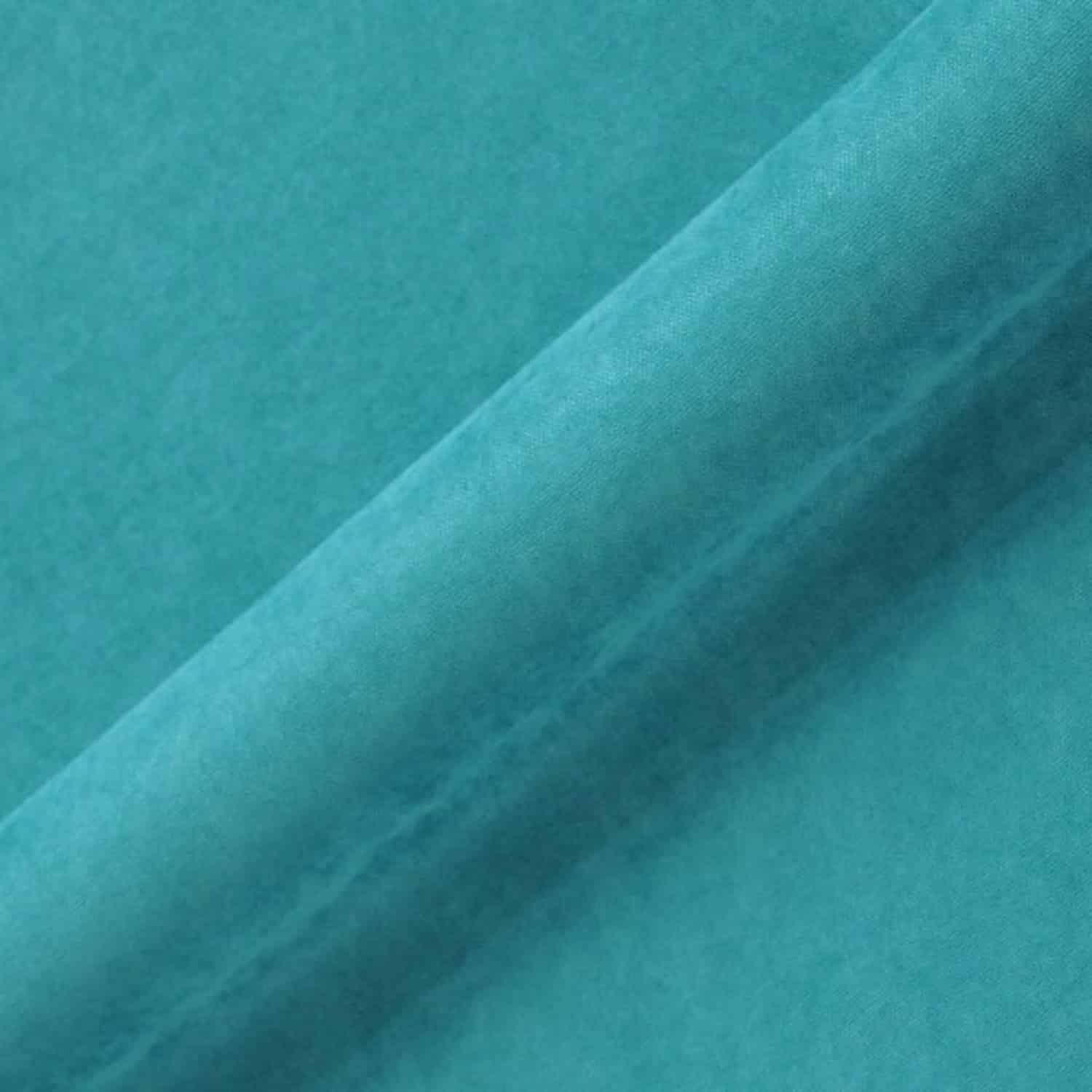 Turkusowa tkanina welurowa z delikatnym połyskiem, idealna na eleganckie dekoracje i odzież.