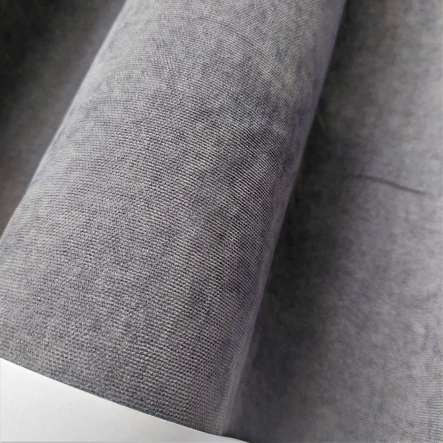 Szary materiał tekstylny, zbliżenie na teksturę tkaniny.