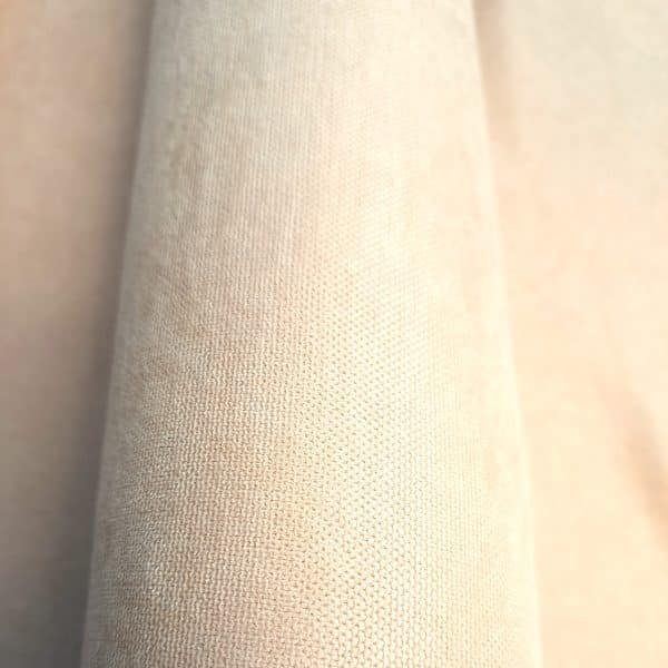 wave s4 - 2 Close-up tkaniny lnianej w jasnym kolorze, faktura i splot widoczne z bliska.