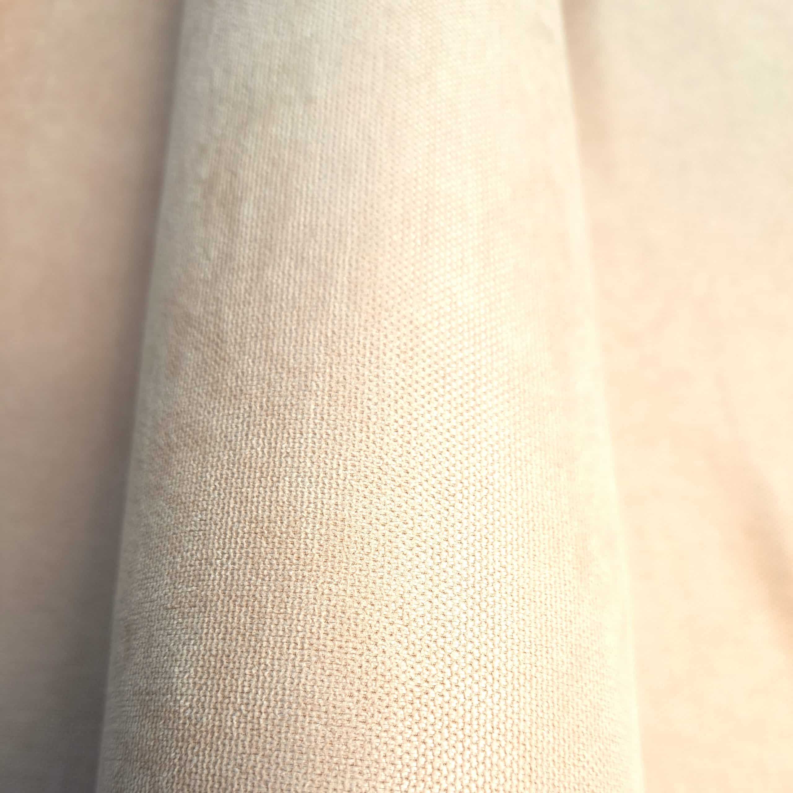 wave s4 - 2 Close-up tkaniny lnianej w jasnym kolorze, faktura i splot widoczne z bliska.