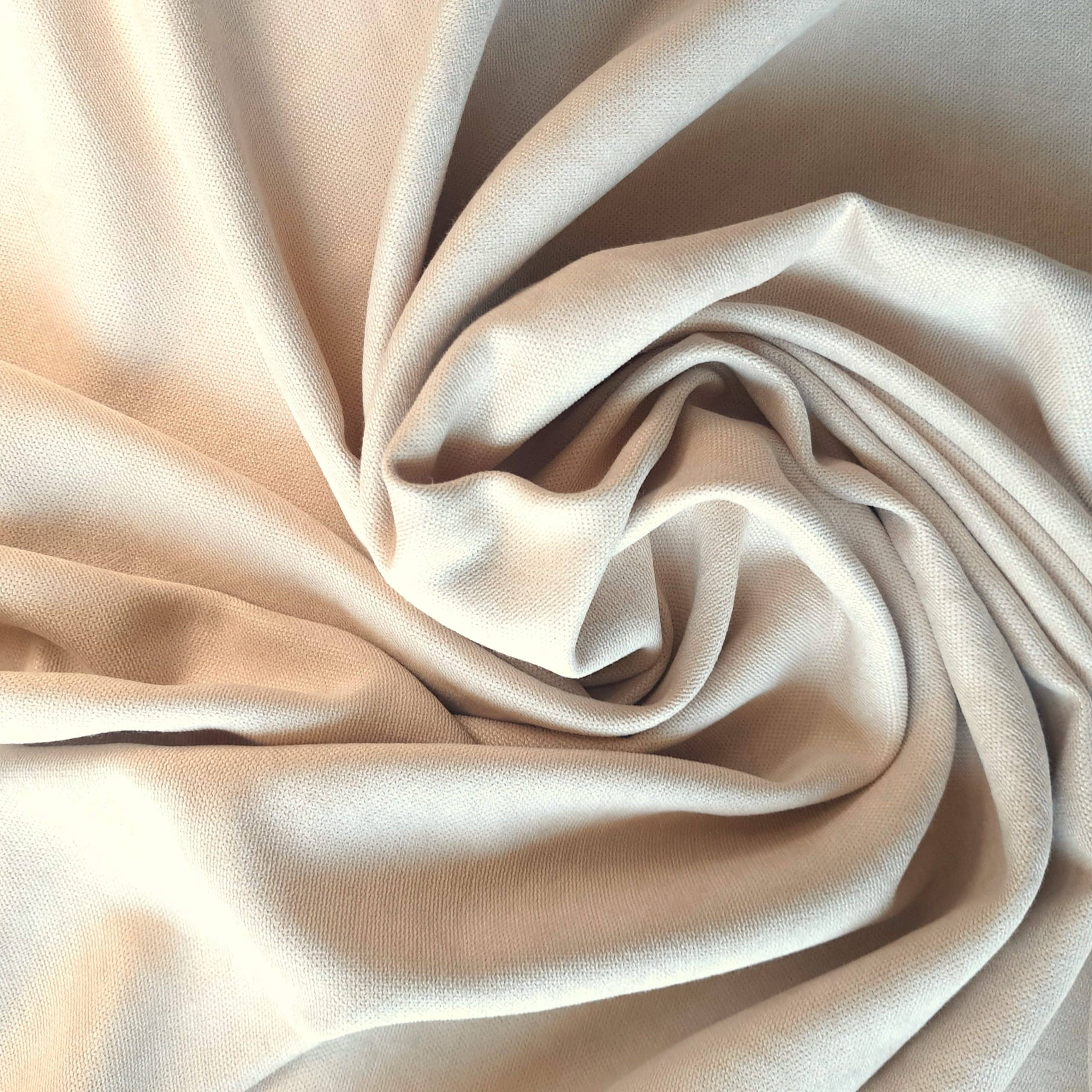 wave s4 - 4 Falowana tkanina w kolorze beżowym, ułożona w spiralne wzory, tworząca teksturalny efekt.