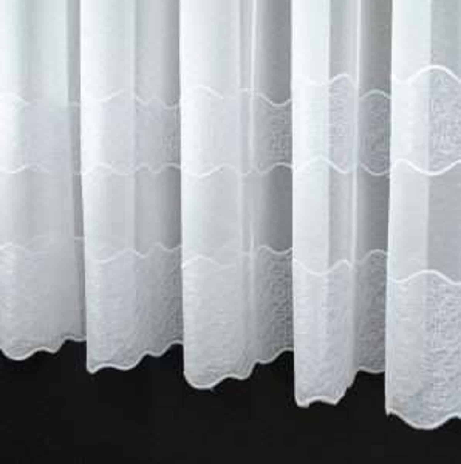 107-4-haft Białe zasłony z delikatnym wzorem na ciemnym tle, elegancka dekoracja okienna, wnętrza domu.