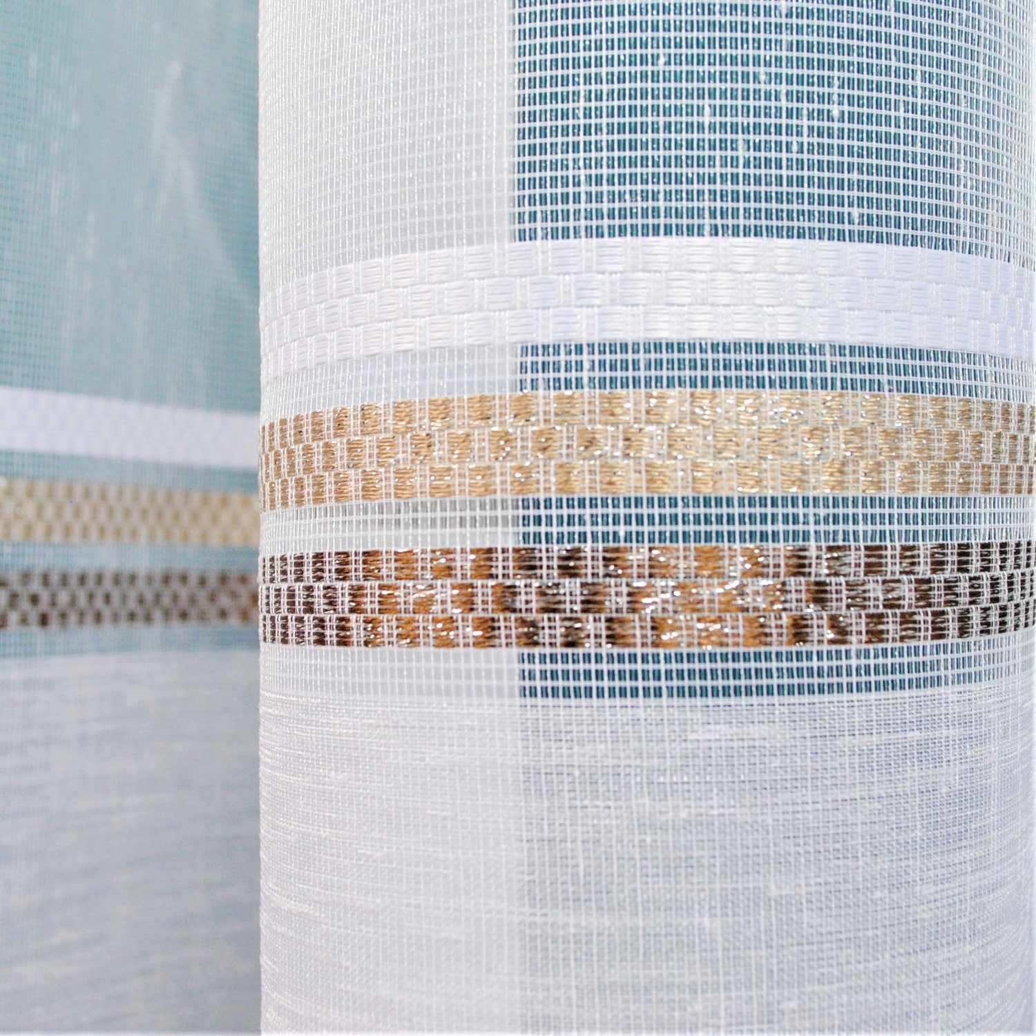 Biała zasłona z kolorowymi paskami na przezroczystym tle, detale materiału tekstylnego.