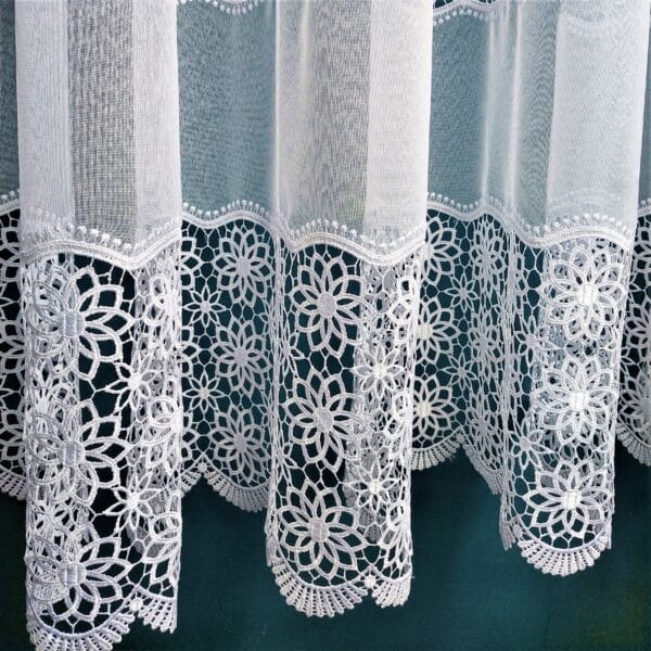 Koronkowa firanka z kwiatowym wzorem, biała, wisząca w oknie, elegancki wystrój wnętrz.