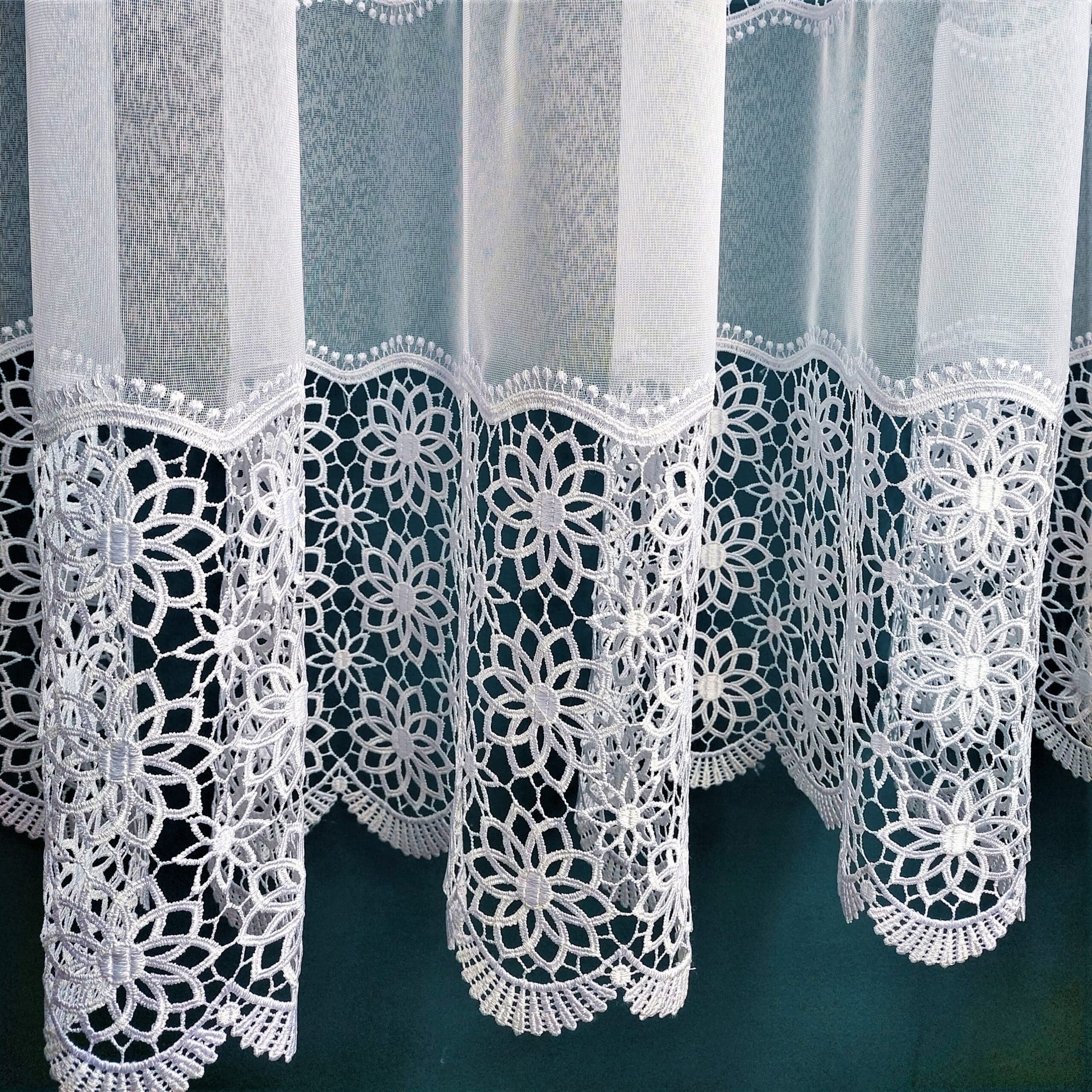 Koronkowa firanka z kwiatowym wzorem, biała, wisząca w oknie, elegancki wystrój wnętrz.