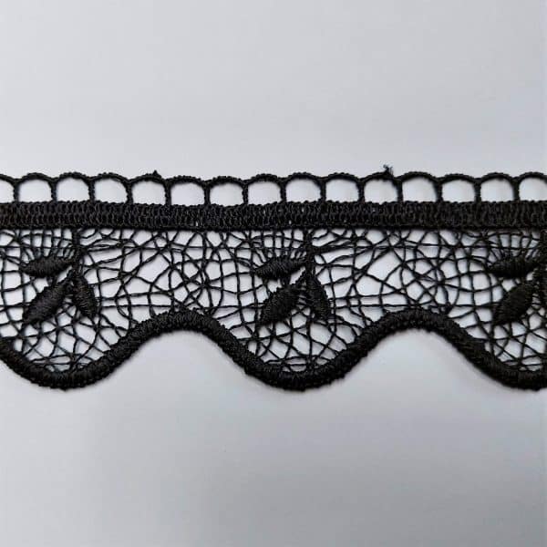 Czarna koronka z delikatnym wzorem na białym tle, elegancka i ozdobna tkanina.