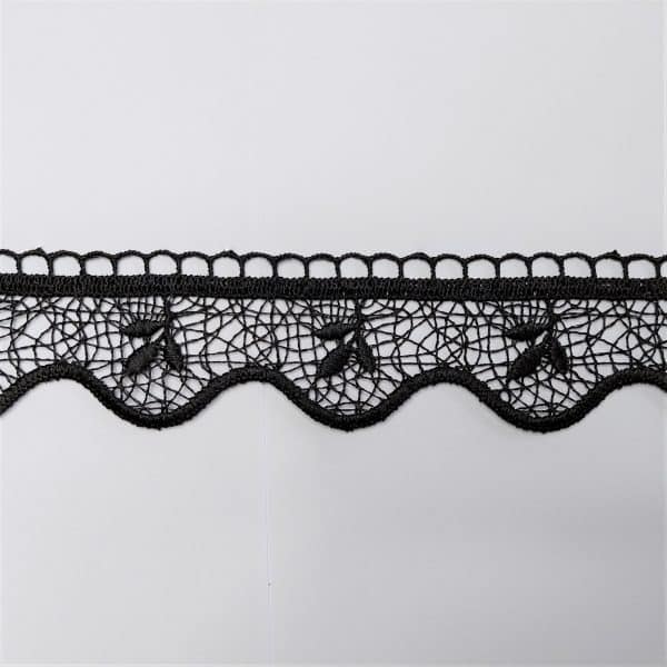 Czarna koronka z ozdobnym wzorem na białym tle.