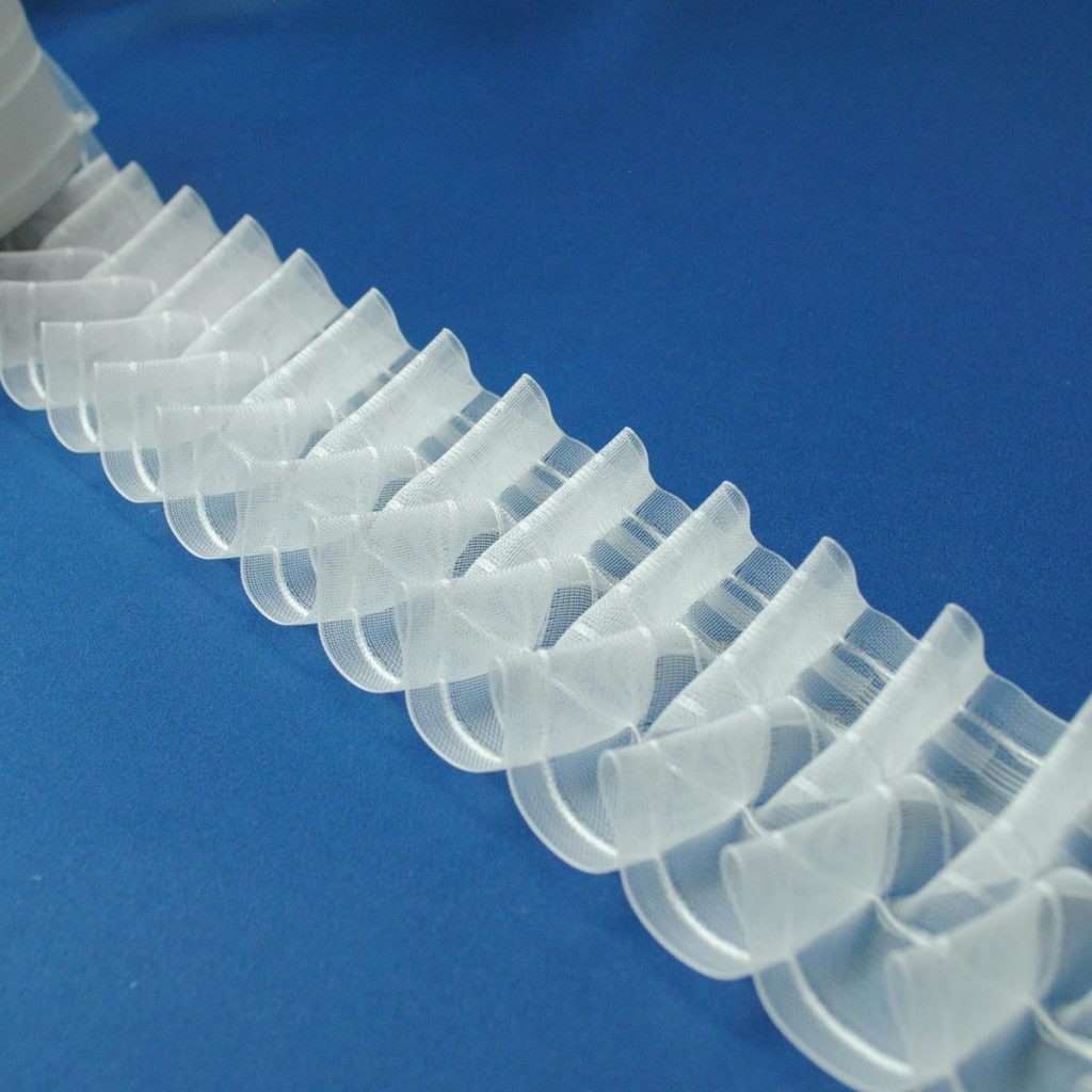 Taśma do firan szerokość 8 cm Marszczenie typu smok Proporcja marszczenia - około 1:2 Dwa rzędy kieszonek do przełożenia agrafek. Miękka Łatwo sciągające się sznurki