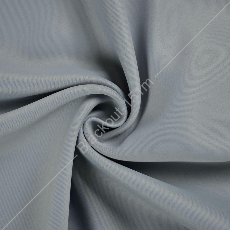 Blackout-151m Szara tkanina zaciemniająca, skręcona w spiralę, prezentująca fakturę materiału. Idealna do zasłon blackout.